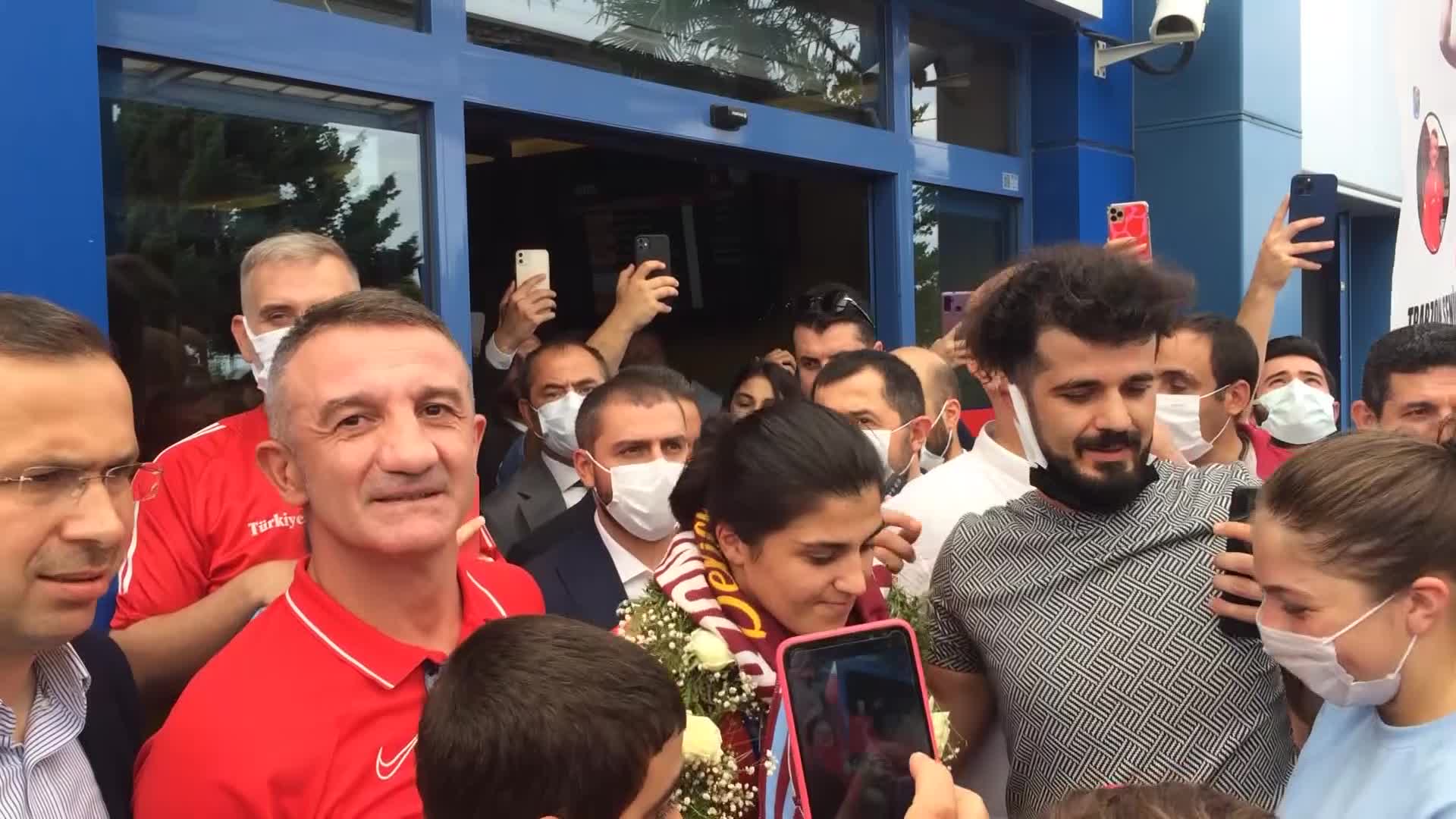 OLİMPİYAT ŞAMPİYONU BUSENAZ SÜRMENELİ TRABZON'DA COŞKUYLA KARŞILANDI