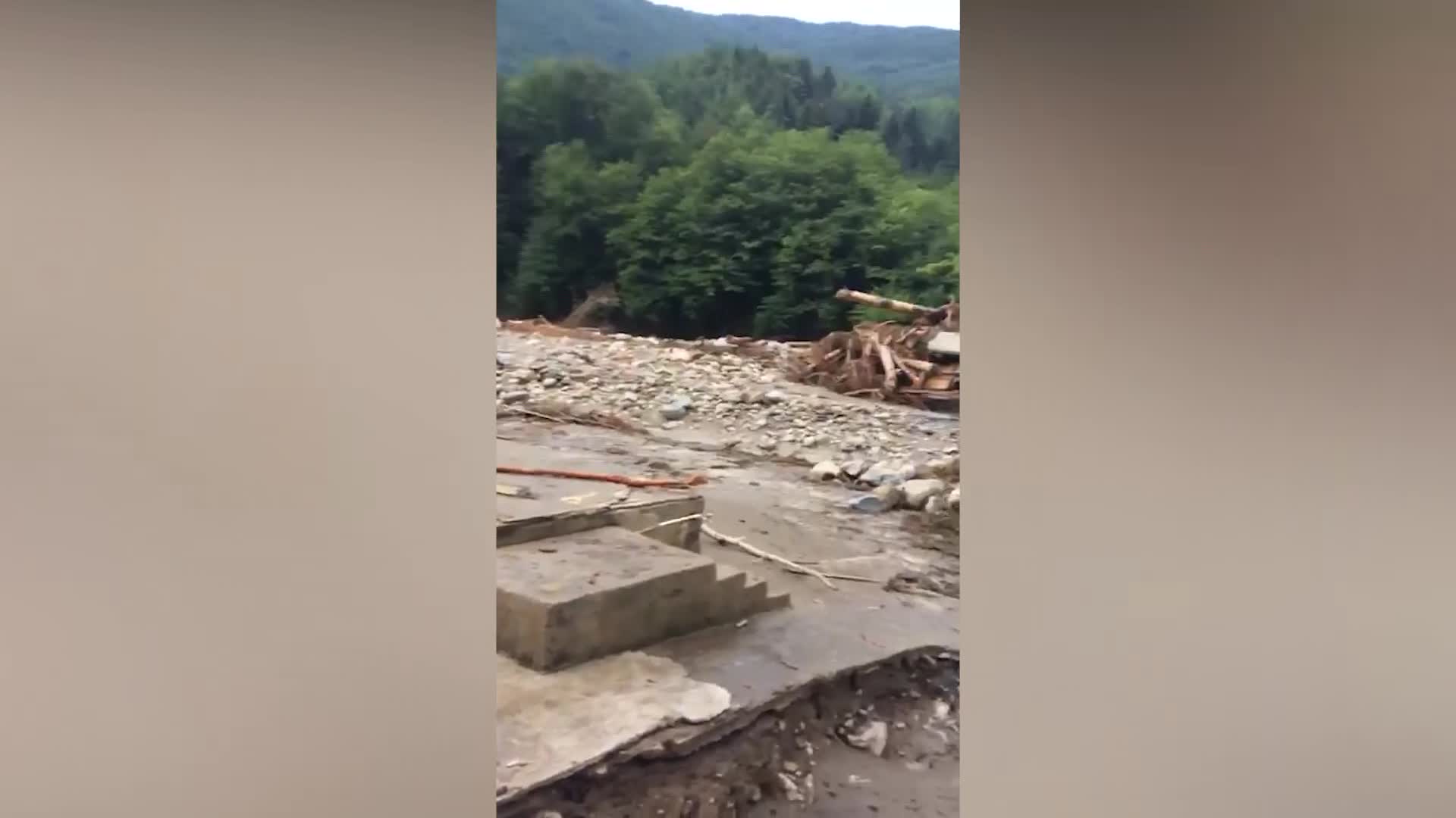 KASTAMONU’DA 12 VATANDAŞ, SULAR ALTINDA KALAN KÖYDEN HELİKOPTER İLE KURTARILDI
