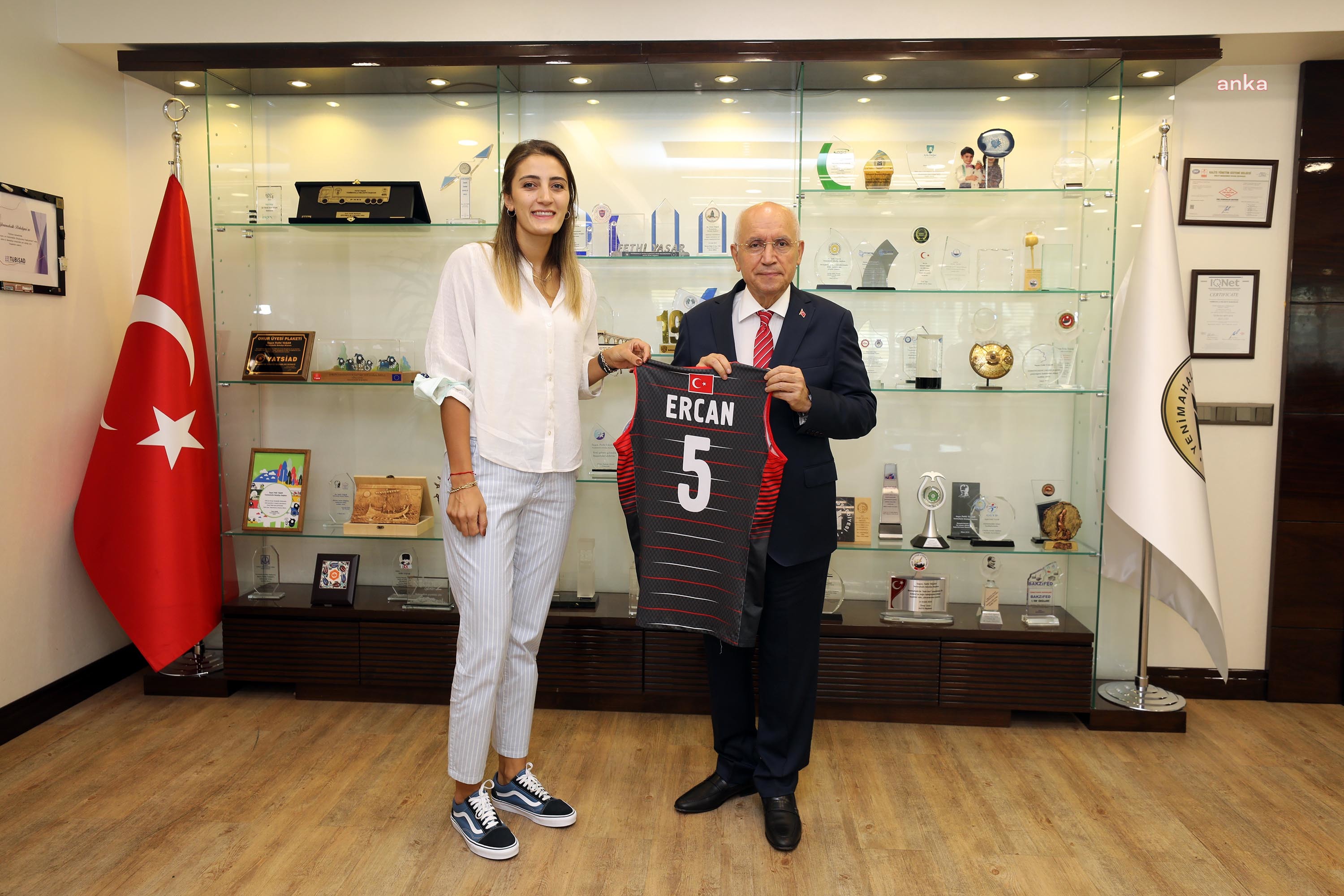 OLİMPİYAT OYUNLARINDAN DÖNEN ŞEYMA ERCAN, YENİMAHALLE'DE BAŞKAN YAŞAR'I ZİYARET ETTİ