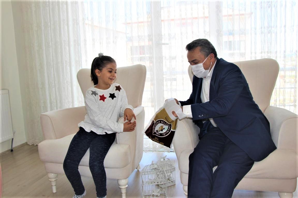 SEYDİŞEHİR'DE EVDEN ÇIKAMAYAN ÇOCUKLARA BELEDİYE BAŞKANINDAN KİTAP