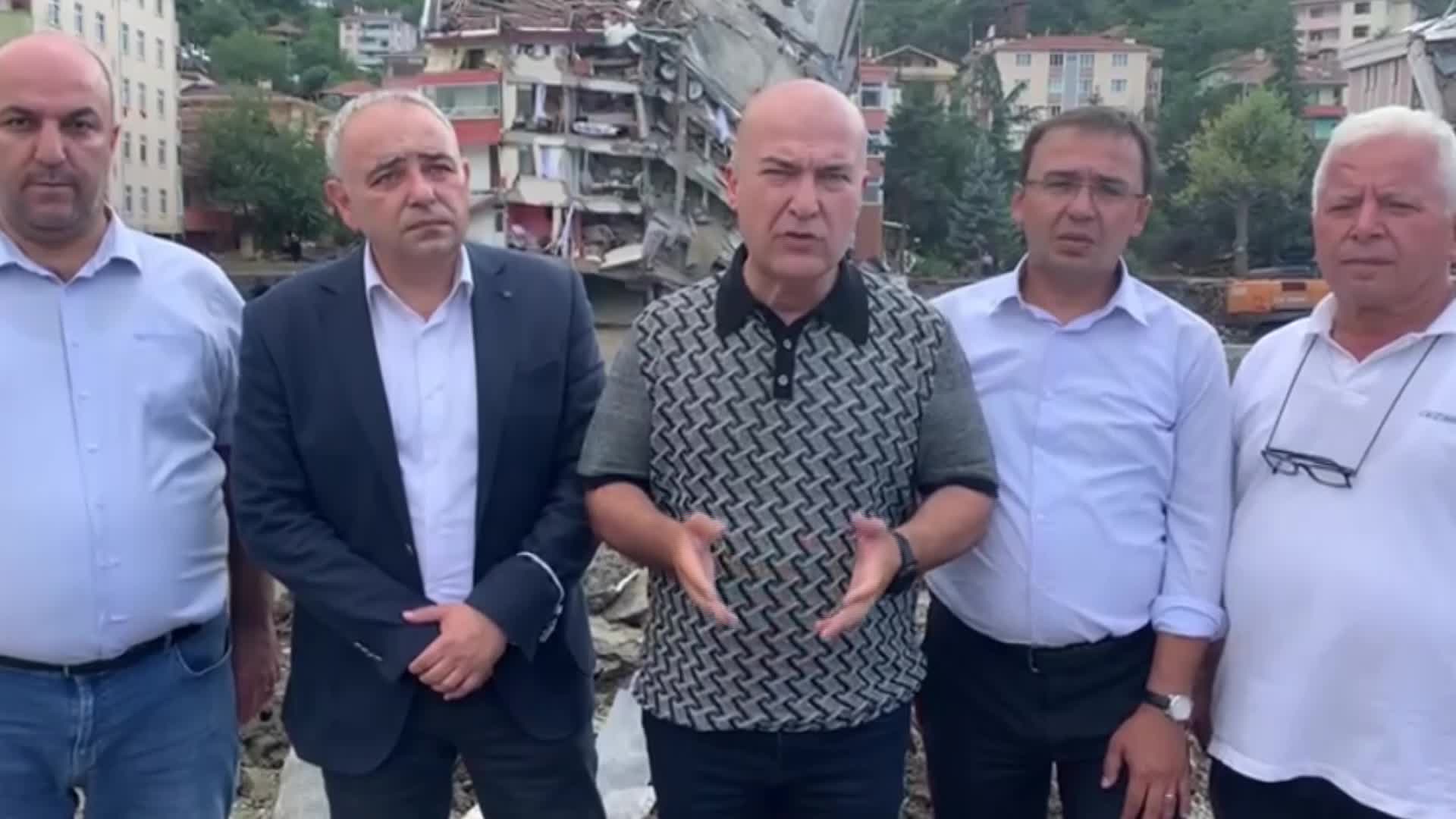 İKLİM KOMİSYONU'NUN CHP'Lİ ÜYELERİ SEL BÖLGESİNDE... MURAT BAKAN: "HERKES, HES KAPAKLARININ AÇILMASININ SELİN ETKİSİNİ YÜZDE 20 ARTIRDIĞINI DÜŞÜNÜYOR"