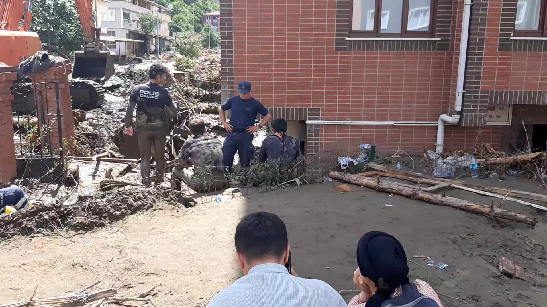 BOZKURT’TA BİR APARTMAN ÖNÜNDE SELDEN GERİYE KALAN: ÇAMURA BULANMIŞ AİLE ALBÜMÜ