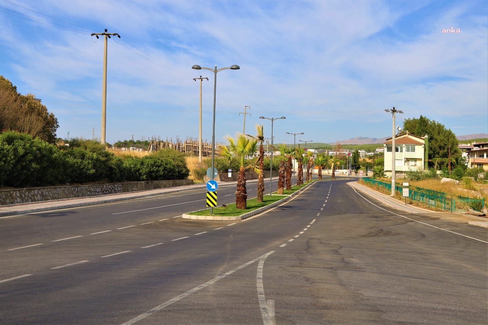 MENDERES'TE YOL ÇALIŞMALARI SÜRÜYOR