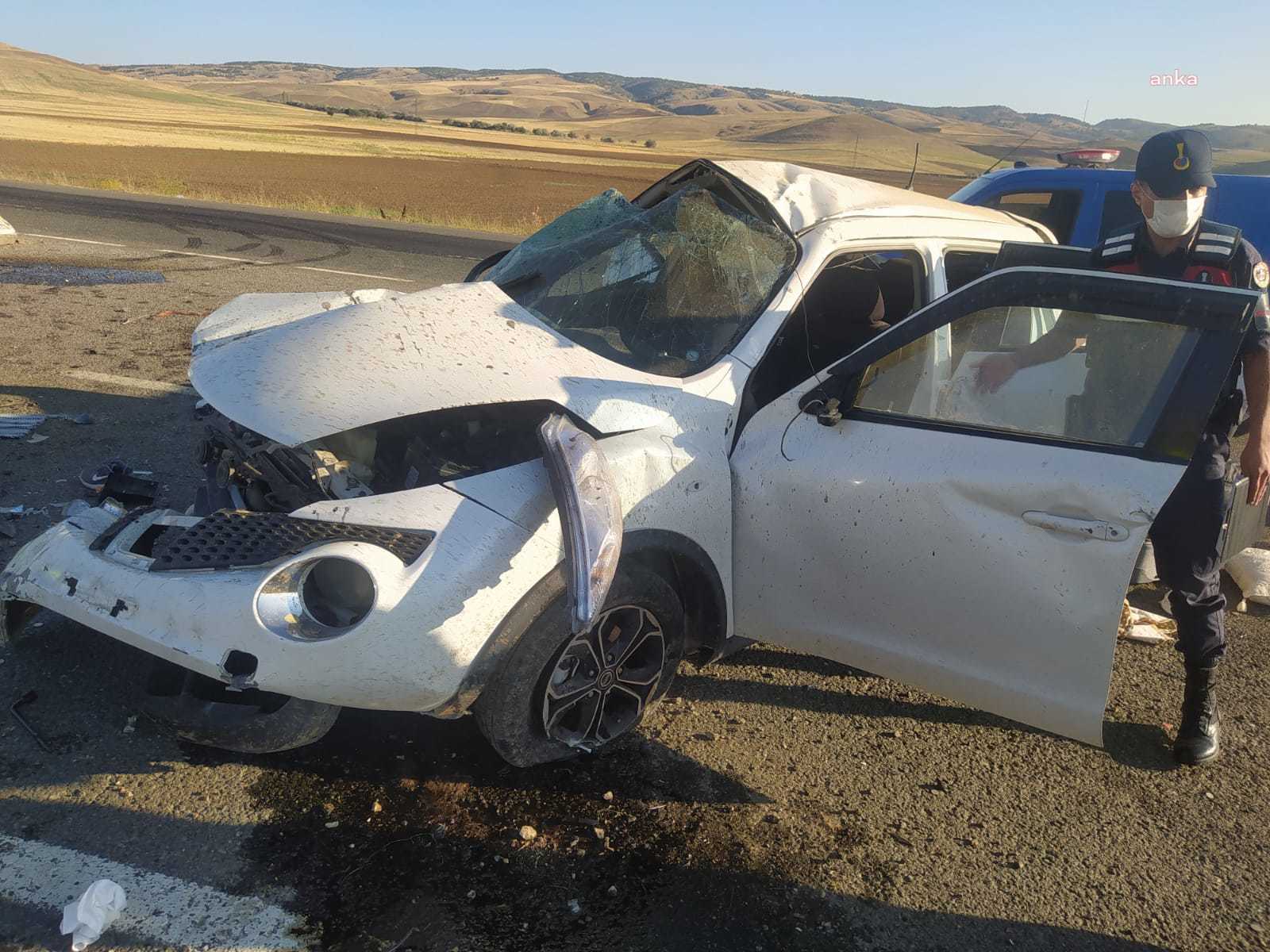 KIRIKKALE’DE DEVRİLEN OTOMOBİLDEN 4 KİŞİ SAĞ ÇIKTI