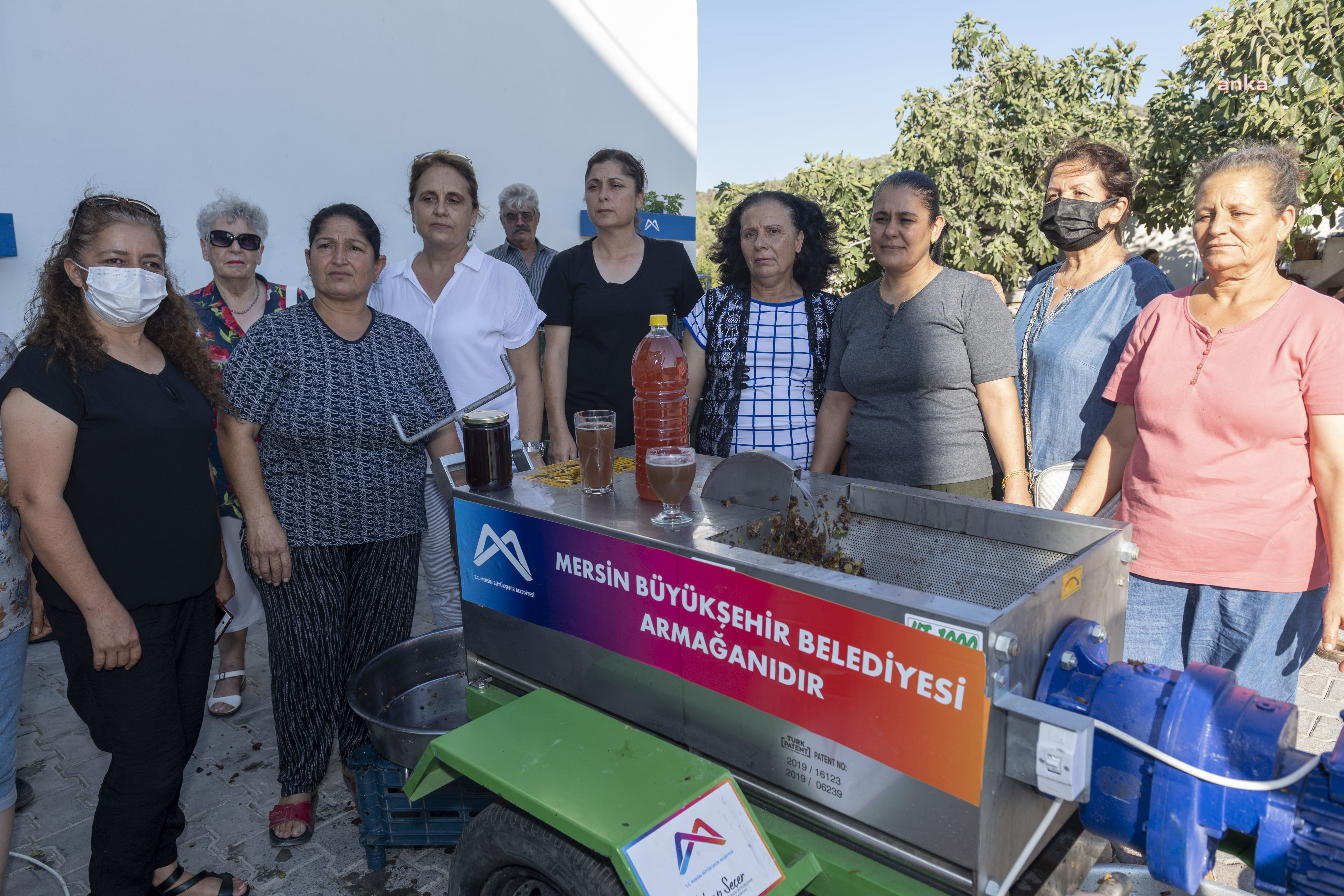 MERSİN BÜYÜKŞEHİR’DEN GİRİTLİ KÖYÜ’NDEKİ RENKLİ ELLERE ÜZÜM SIKMA MAKİNESİ DESTEĞİ