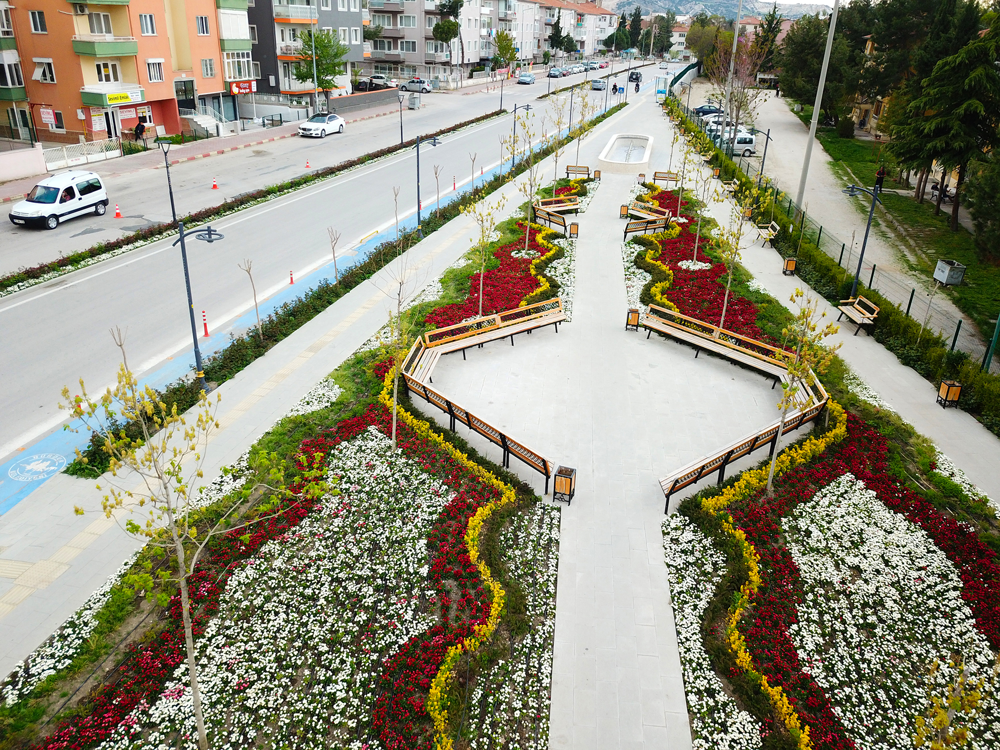 BURDUR'DA KAVŞAK VE REFÜJLER ÇİÇEK AÇTI