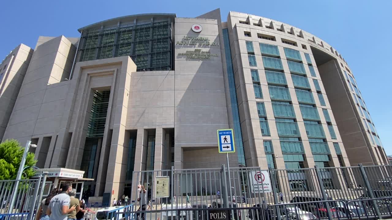 İSTANBUL’DA "HUDUT NAMUSTUR" PANKARTI ASAN 6 ÜNİVERSİTE ÖĞRENCİSİ GÖZALTINA ALINDI