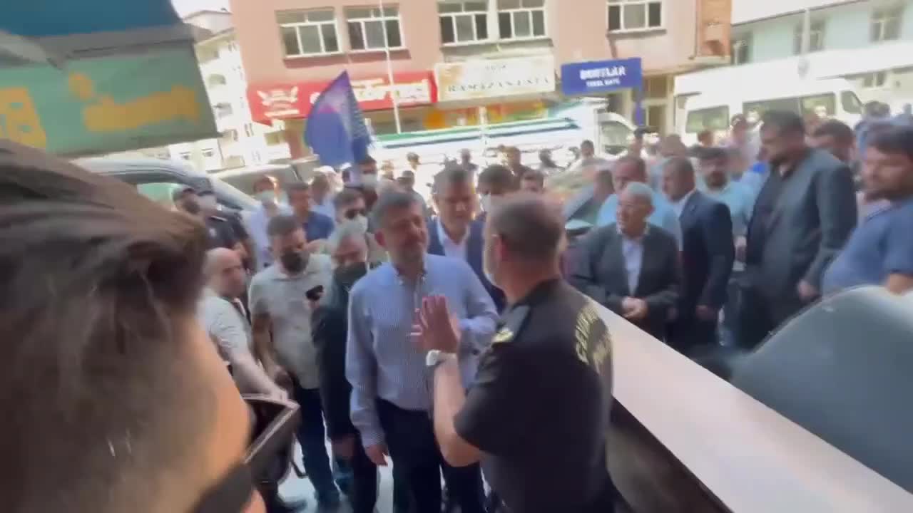 BİTLİS'TE YIKIMA KARŞI ÇIKAN ESNAFIN KAPILARI POLİS EŞLİĞİNDE SÖKÜLDÜ: " KAPIMI SÖKÜP SAKLADIM"