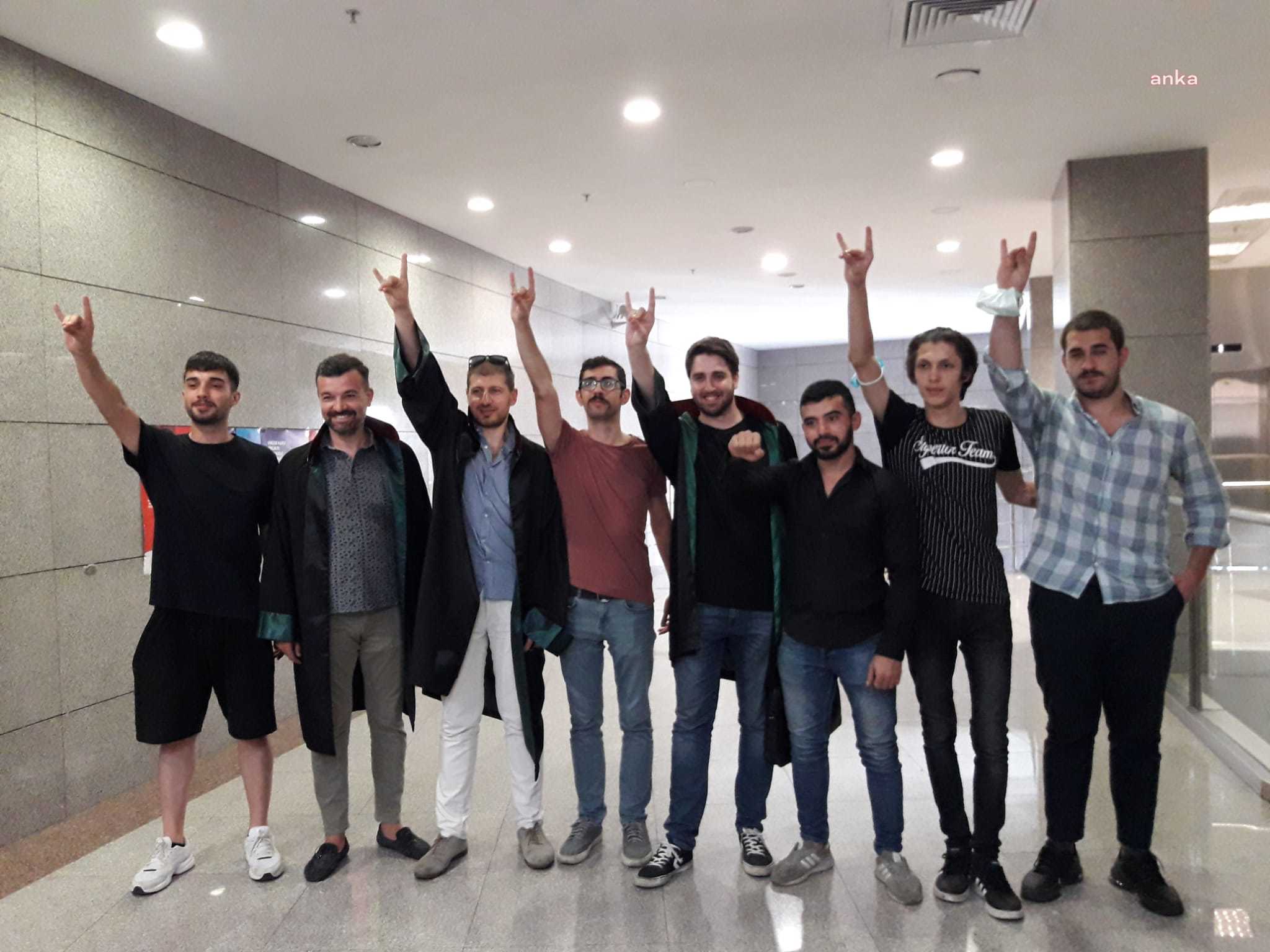 "HUDUT NAMUSTUR" PANKARTI ASTIKLARI İÇİN GÖZALTINA ALINAN 6 ÜNİVERSİTE ÖĞRENCİSİ SERBEST
