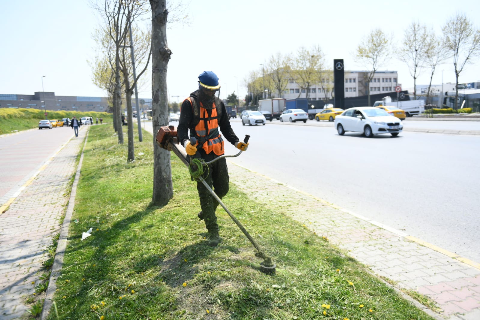 ESENYURT’TA PARK VE YEŞİL ALANLARDA YAZ HAZIRLIĞI DEVAM EDİYOR