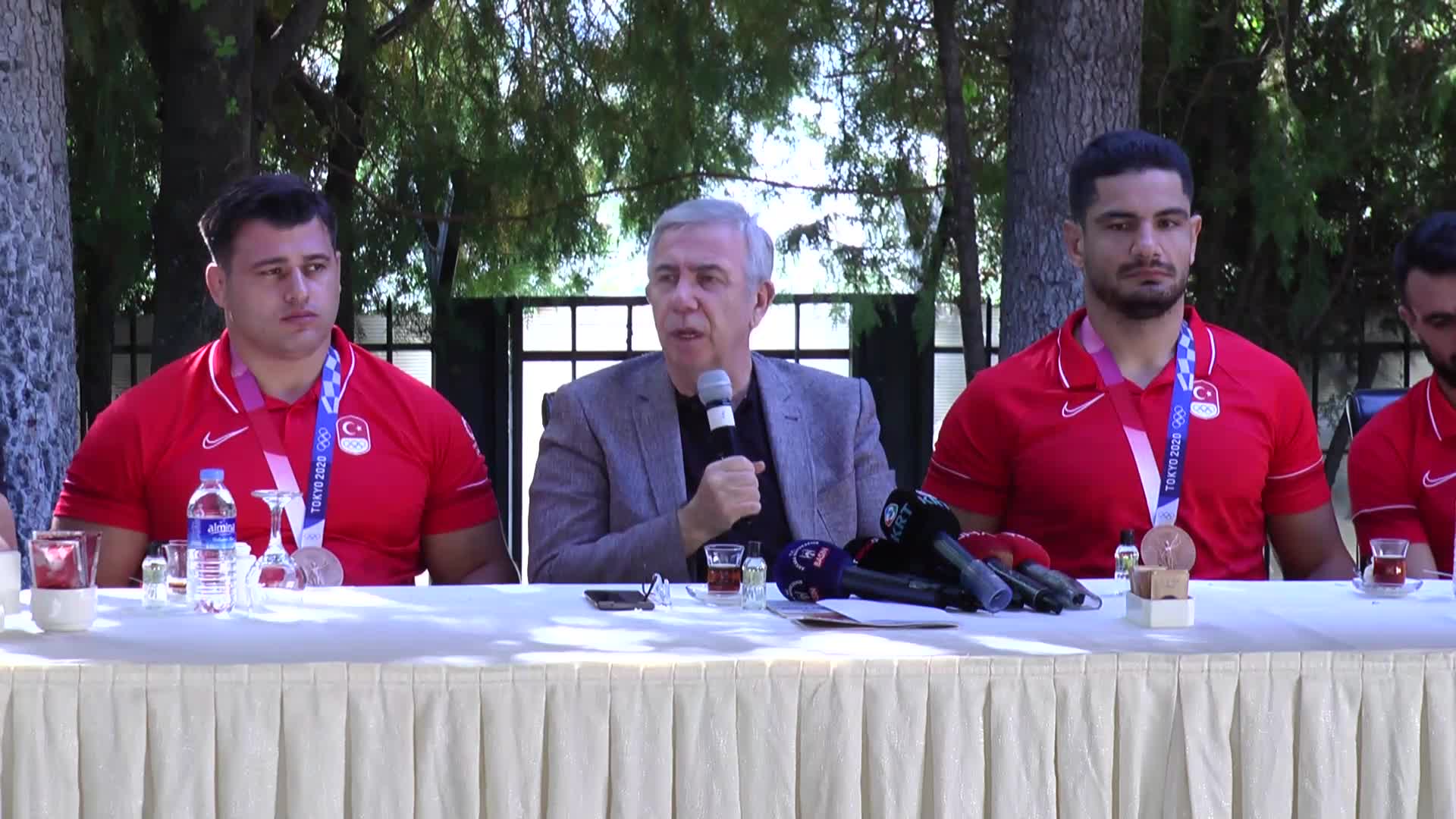 MANSUR YAVAŞ, OLİMPİYATLARA KATILAN SPORCULARLA BULUŞTU: “SİZLERLE GURUR DUYUYORUZ”