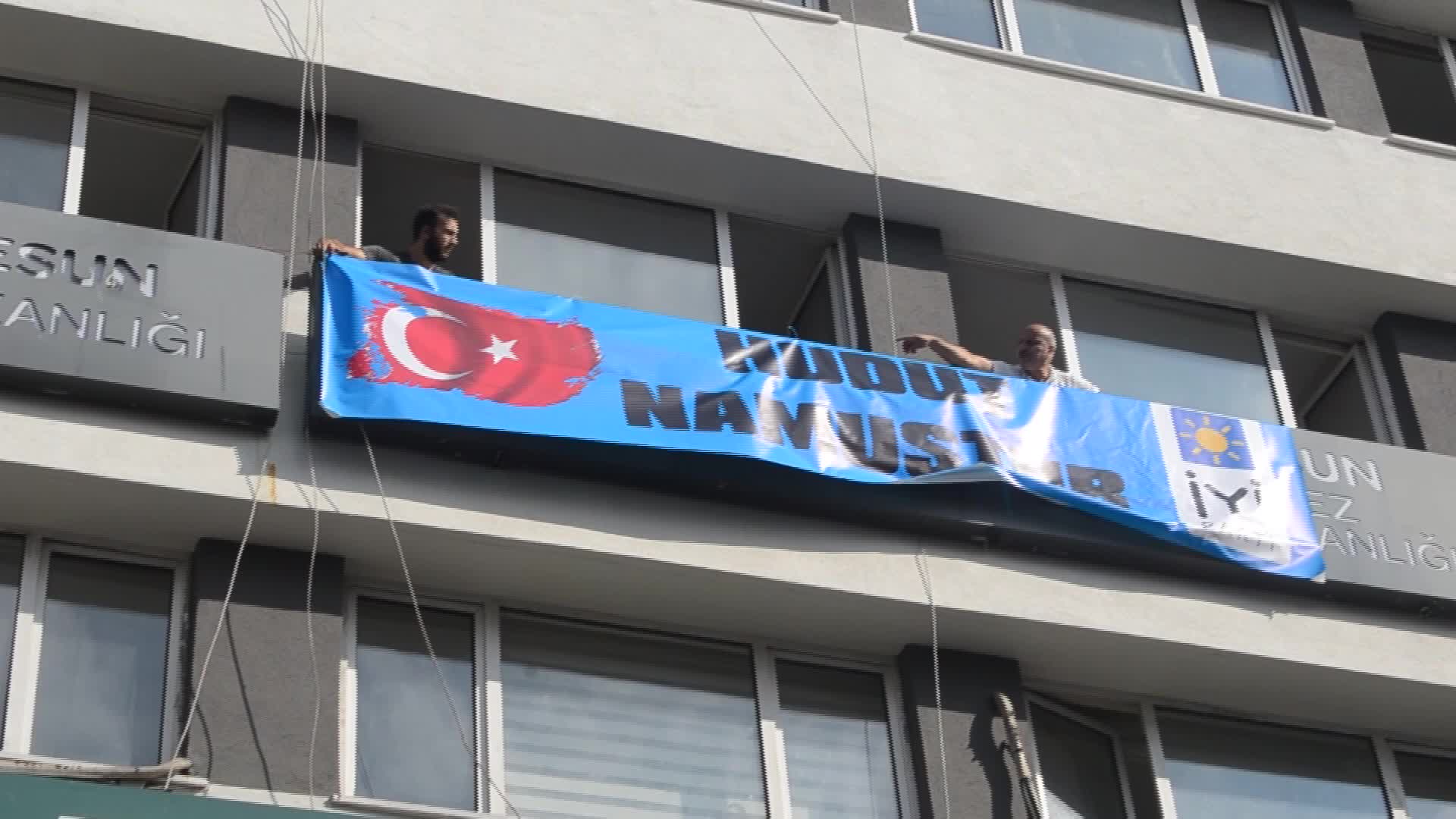 İYİ PARTİ DE "HUDUT NAMUSTUR" PANKARTI ASTI