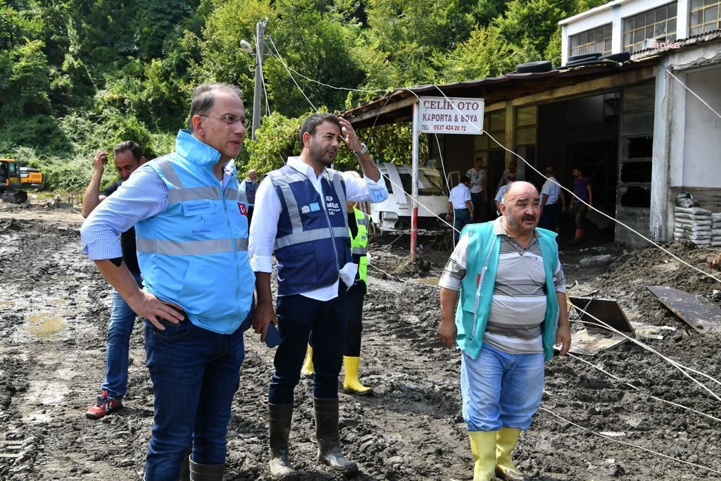 BEŞİKTAŞ VE BEYLİKDÜZÜ BELEDİYE BAŞKANLARI, SEL FELAKETİNİN YAŞANDIĞI BOZKURT’U ZİYARET ETTİ