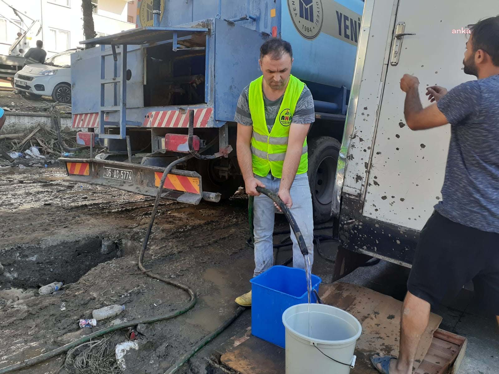 YENİMAHALLE BELEDİYESİ, SEL BÖLGESİNDE YARALARI SARIYOR