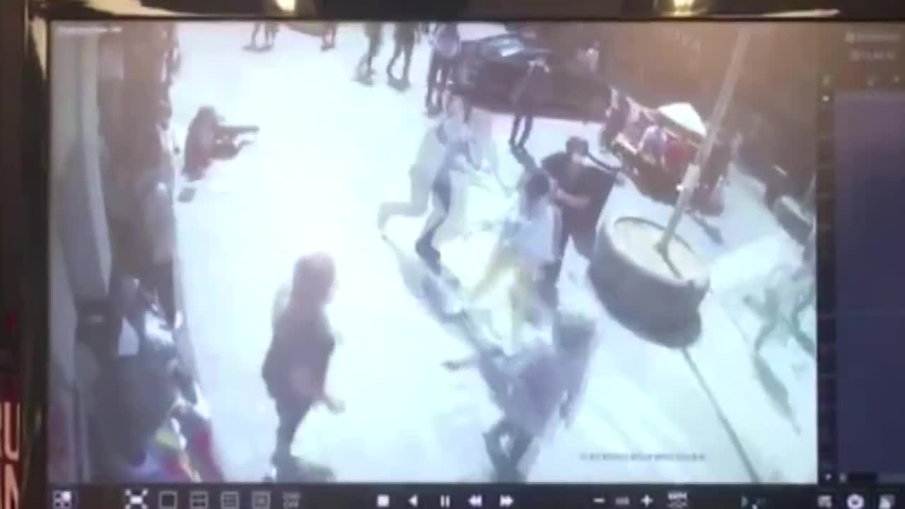 İYİ PARTİ İSTANBUL İL BAŞKANI KAVUNCU’YA YUMRUKLU SALDIRI