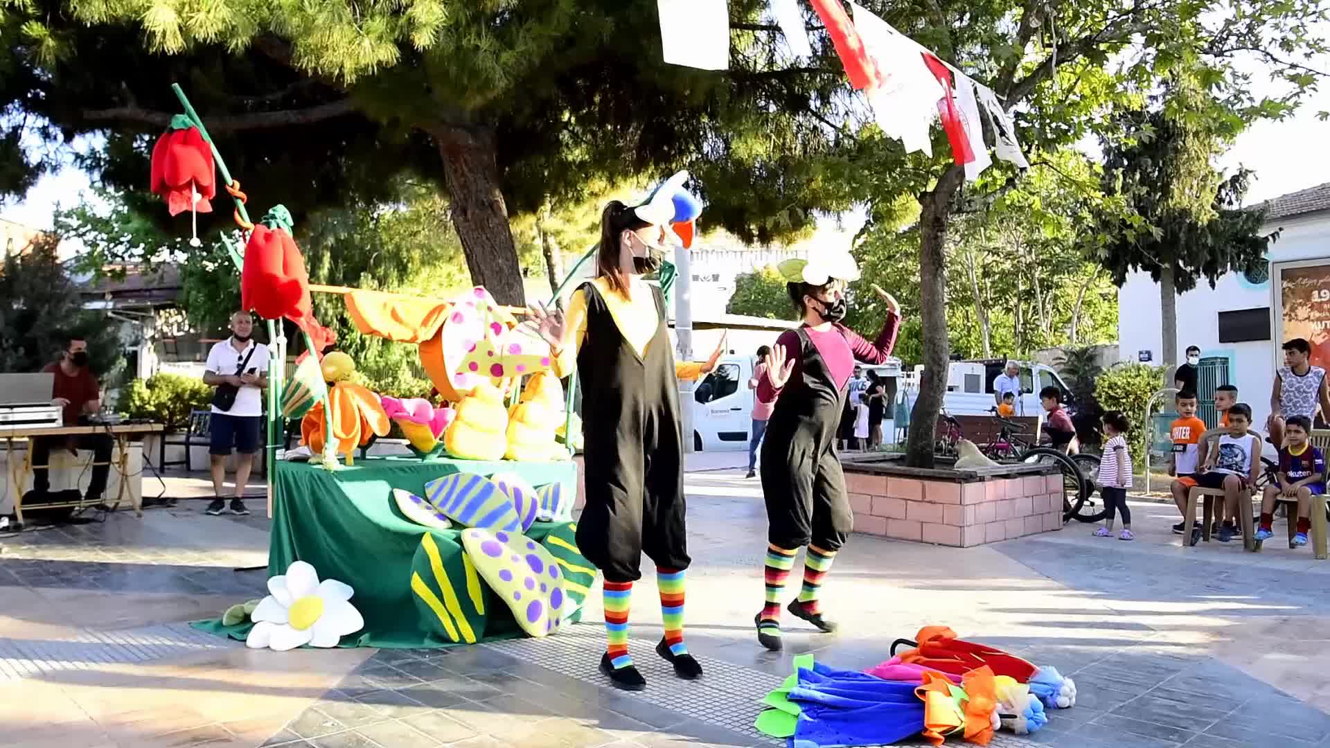 BORNOVALI MİNİKLERE KUKLALI EĞLENCE