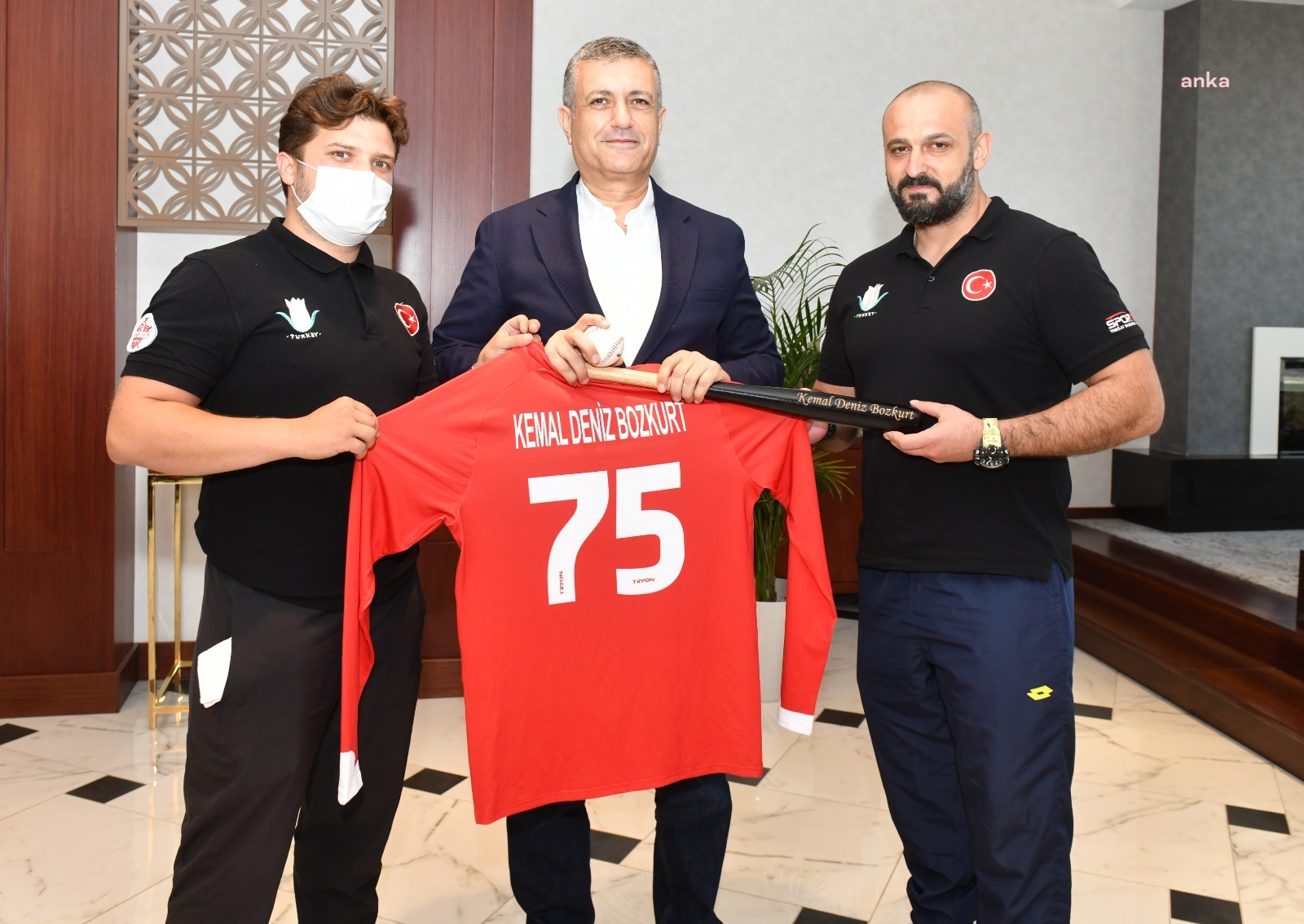 BELEDİYE BAŞKANI BOZKURT, ESENYURTLU ŞAMPİYONLARI AĞIRLADI
