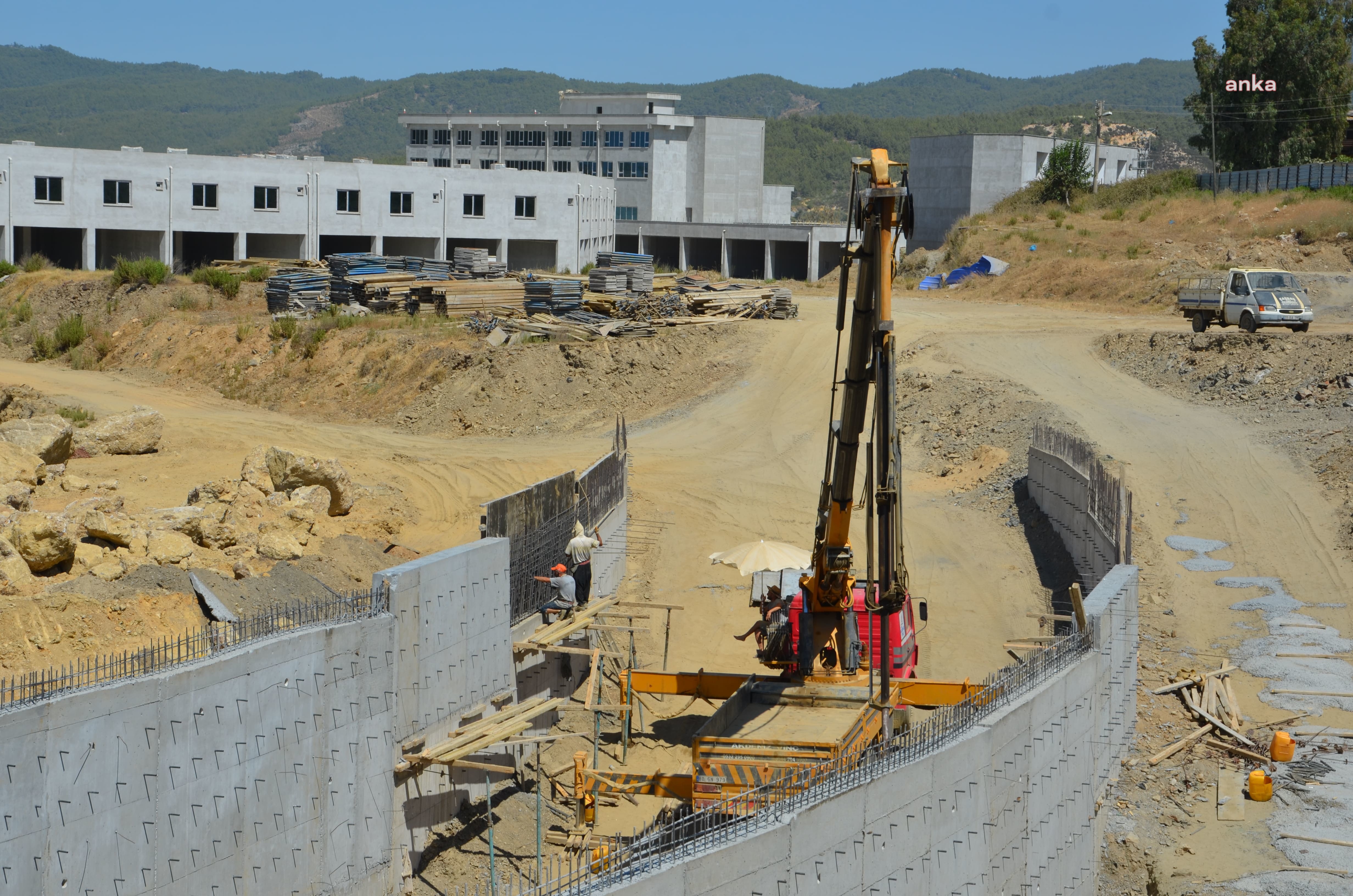 ALANYA TOPTANCI HALİ'NİN YÜZDE 75'İ TAMAMLANDI