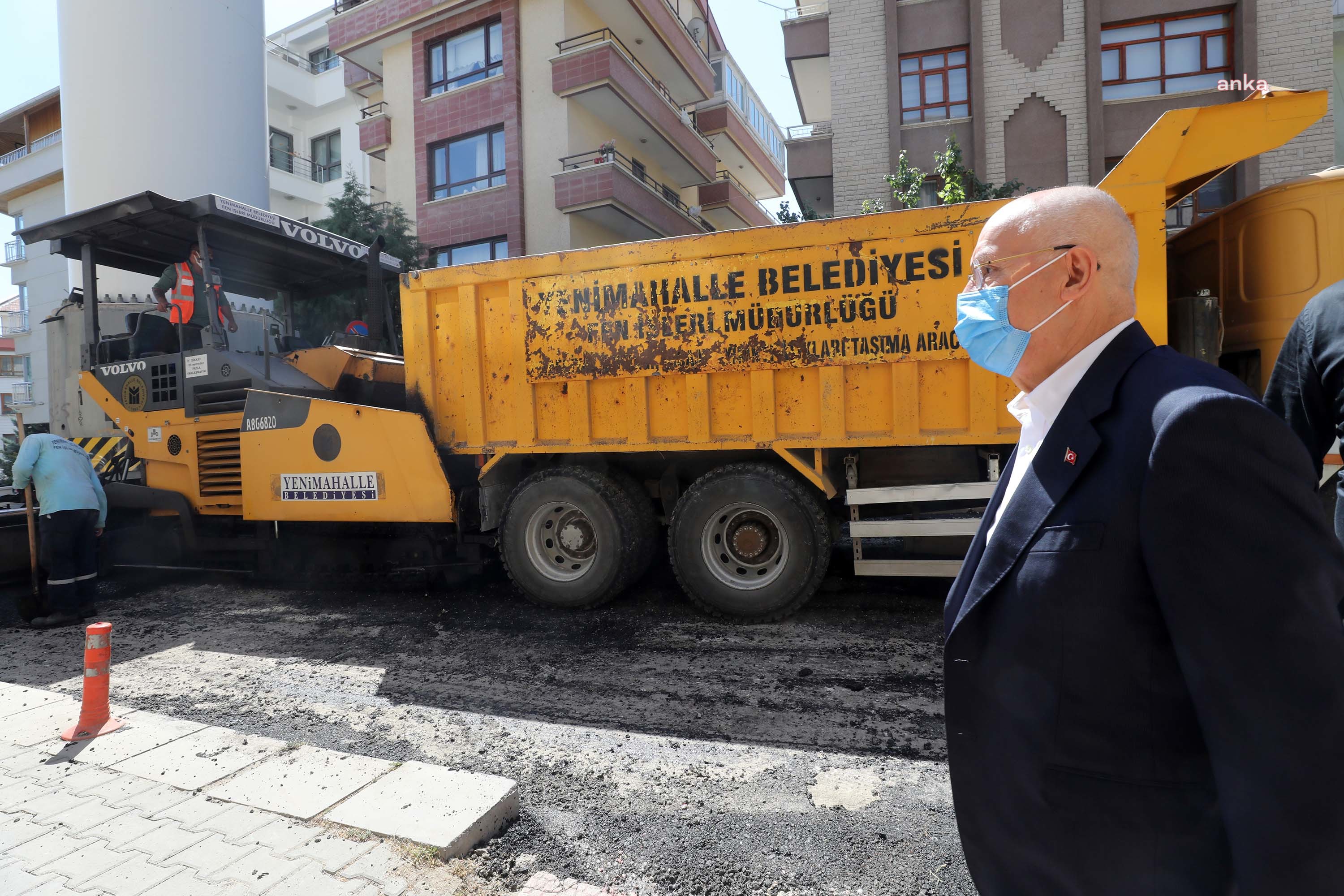 YENİMAHALLE BELEDİYE BAŞKANI YAŞAR, ASFALT VE ALTYAPI ÇALIŞMALARINI DENETLEDİ