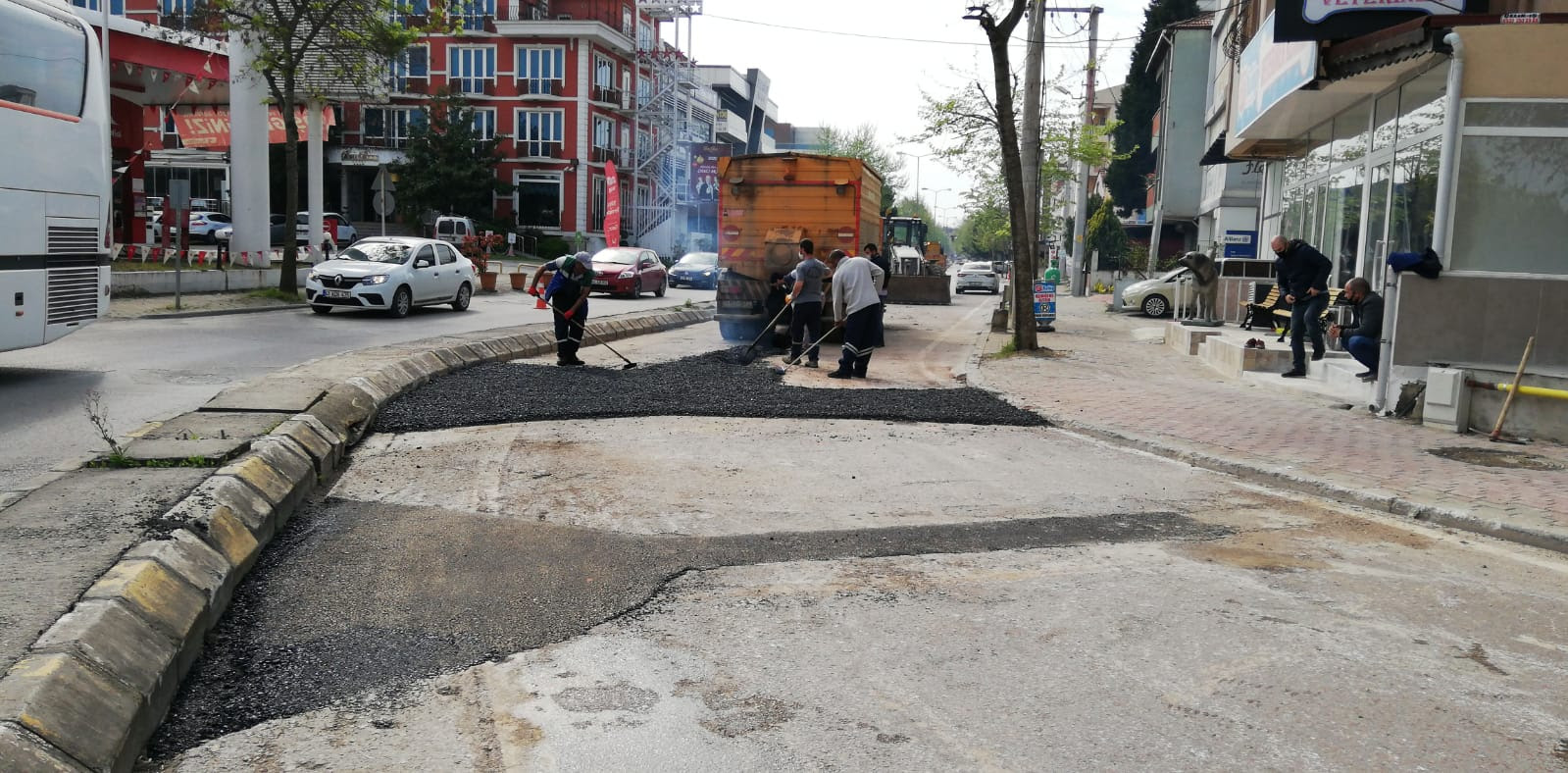 İZMİT BELEDİYESİ, ASFALT VE ONARIM ÇALIŞMALARINA HIZ VERDİ