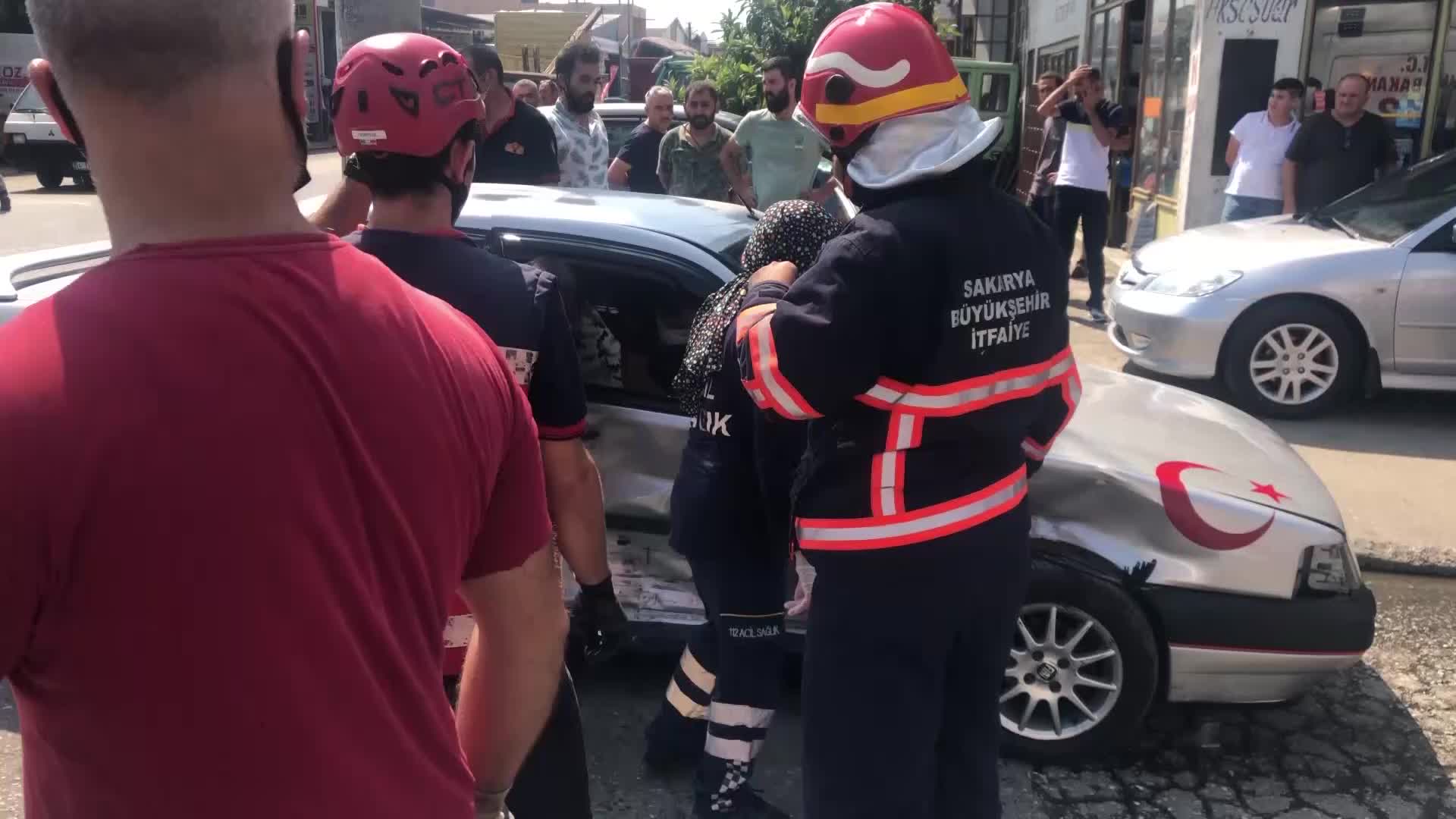 YANGINDAN DÖNEN İTFAİYE EKİBİ, YARALI KURTARDI
