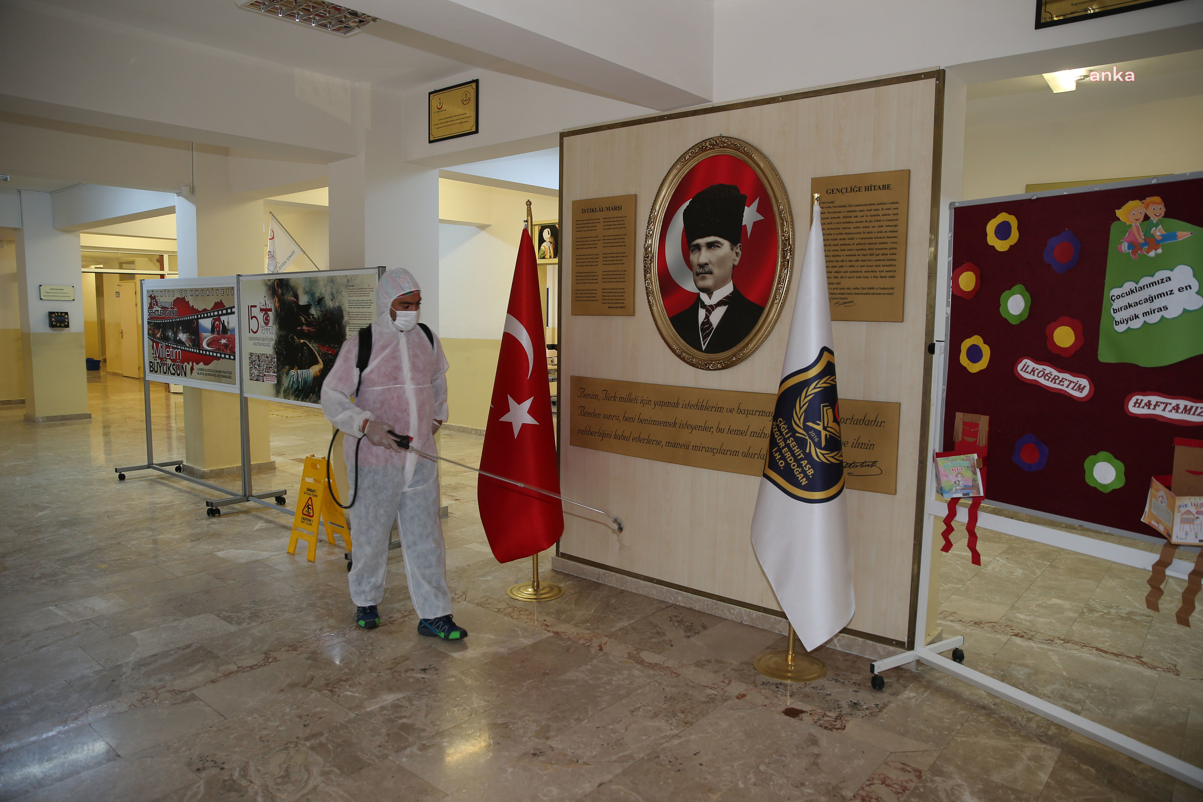 ÇİĞLİ BELEDİYESİ'NDEN OKULLARDA DEZENFEKSİYON ÇALIŞMASI