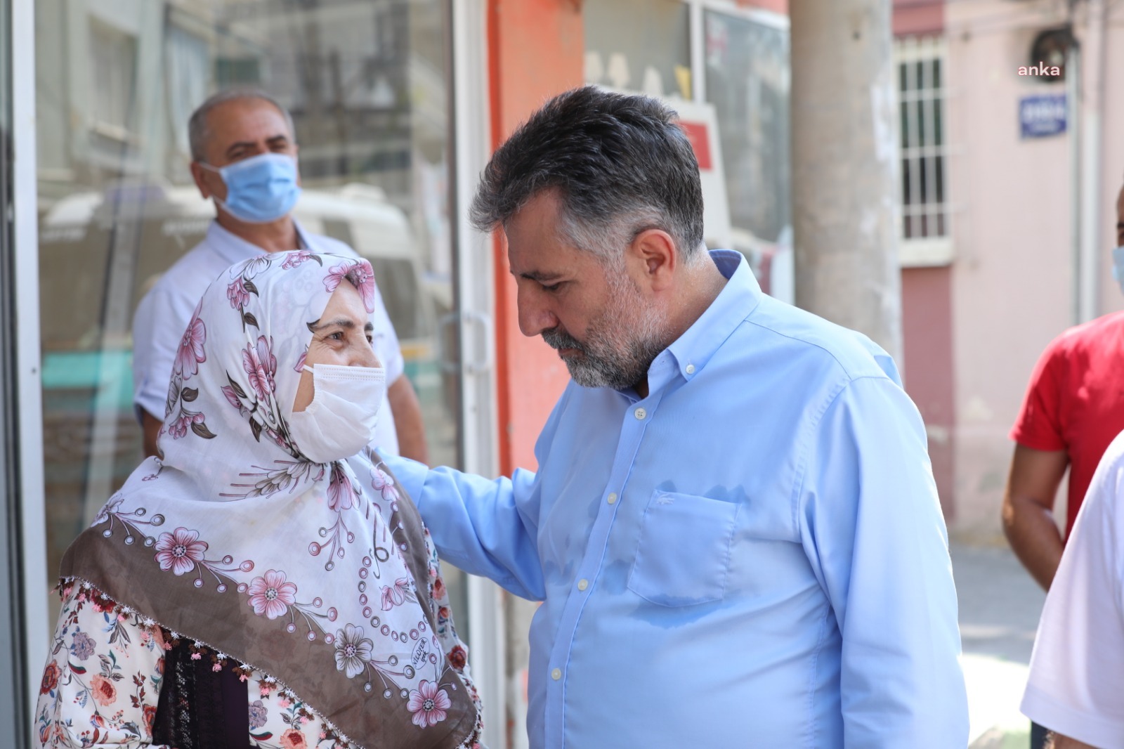 BAYRAKLI BELEDİYE BAŞKANI SERDAR SANDAL SOKAK SOKAK GEZİP SORUNLARI TESPİT ETTİ