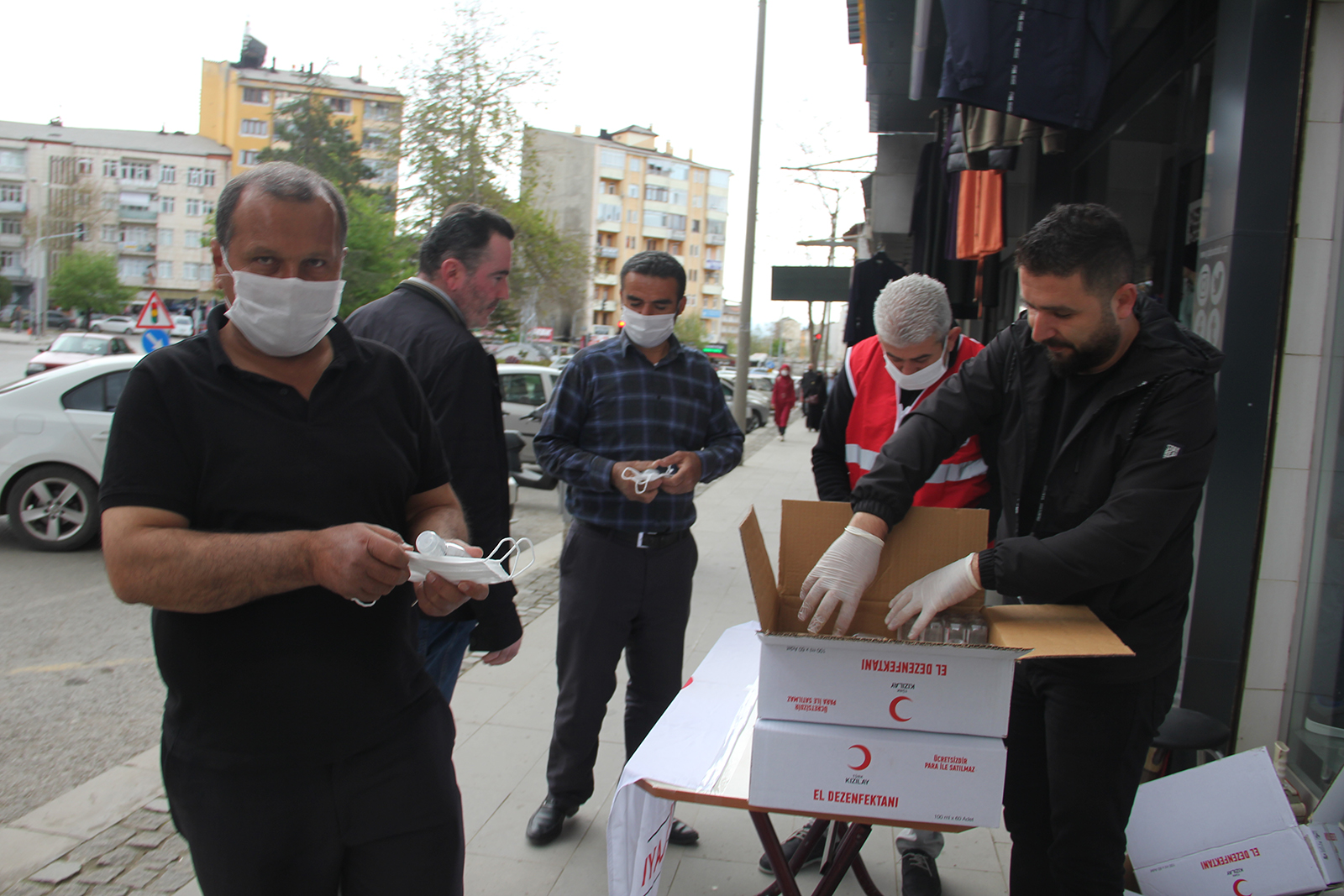 SEYDİŞEHİR'DE TÜRK KIZILAYI, MASKE VE DEZENFEKTAN DAĞITTI