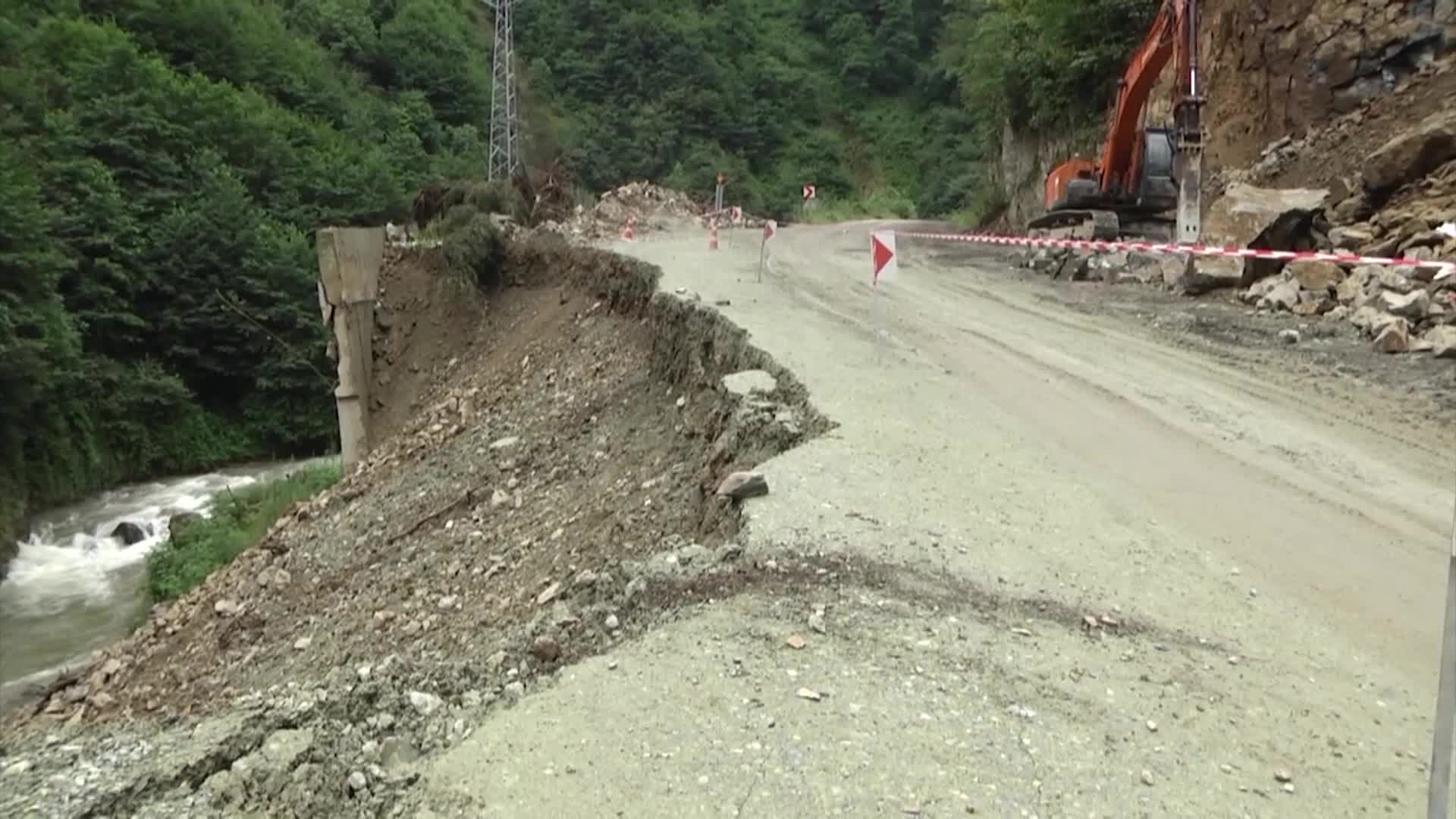 TRABZON YOMRA’DA BİTMEYEN YOLDAN ŞİKAYET EDEN YURTTAŞ: “BİTMEDİ, DÖŞENMEDİ, ONLARCA İNSAN ÖLDÜ”