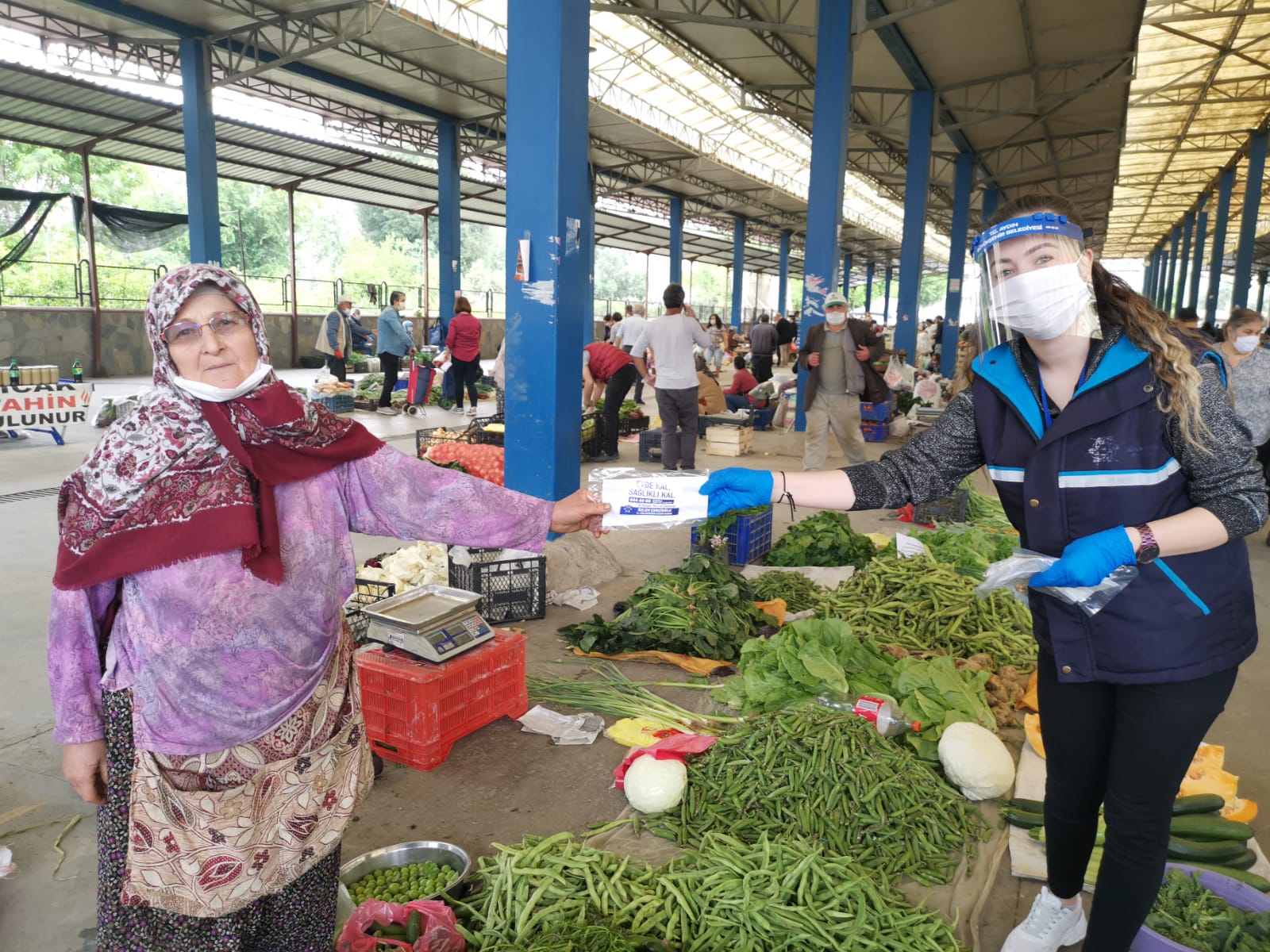 AYDIN BÜYÜKŞEHİR BELEDİYESİ VATANDAŞI MASKESİZ BIRAKMIYOR