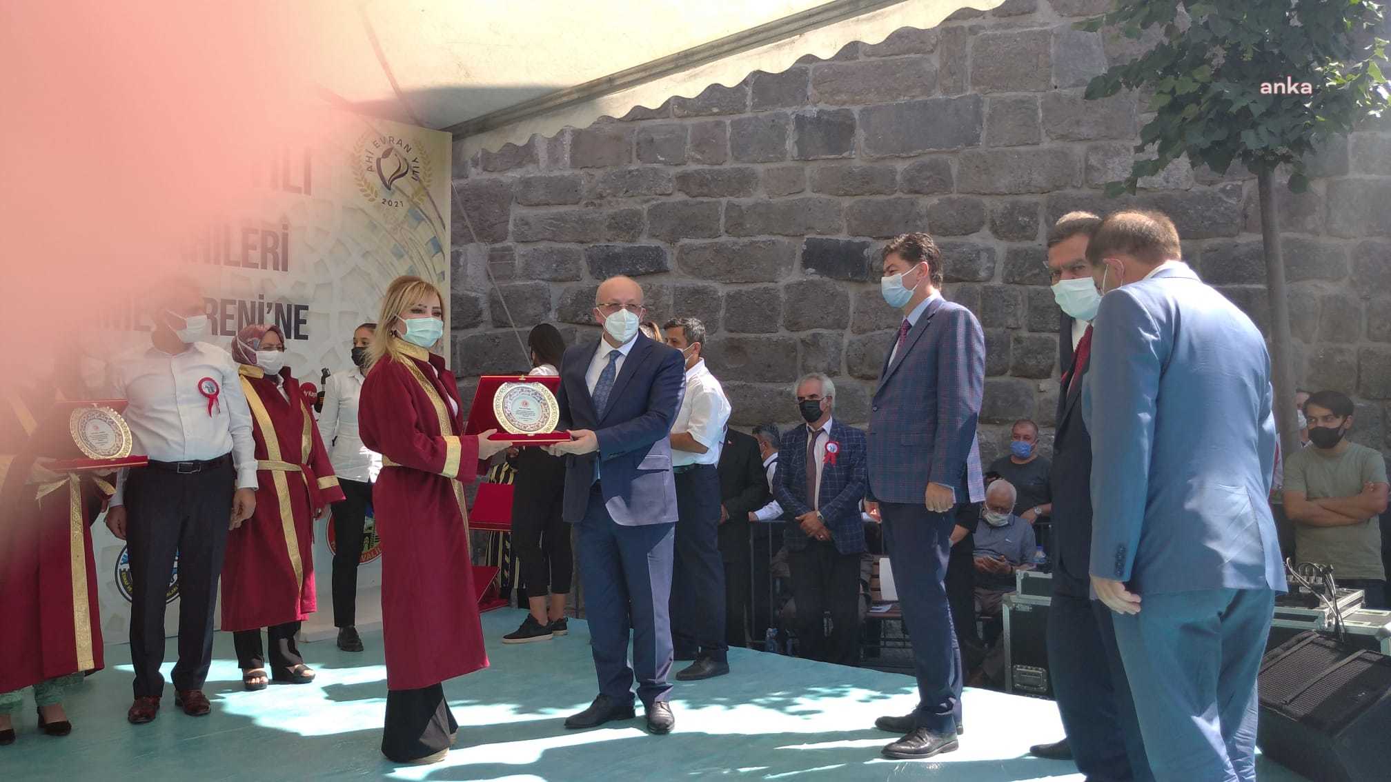KAYSERİ’DE ‘YILIN AHİSİ’ SEÇİLEN 3’Ü KADIN 40 KİŞİ KAFTAN GİYDİ