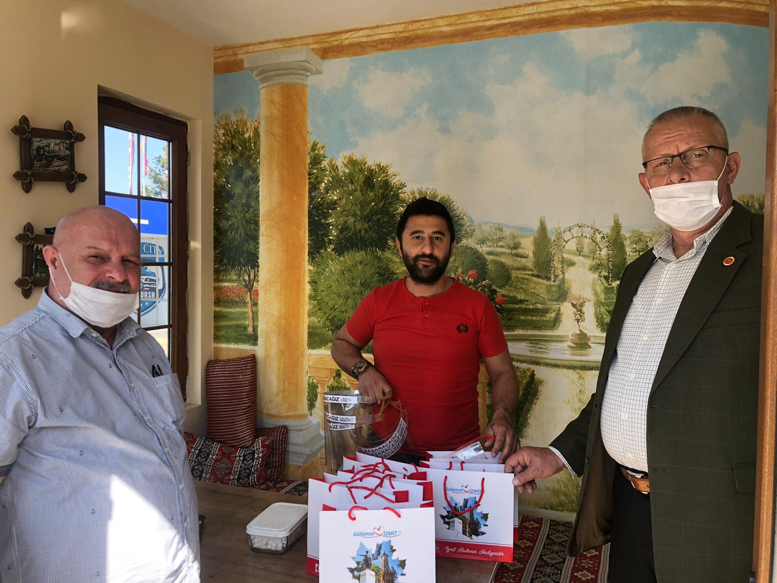 İZMİT BELEDİYESİNDEN TAKSİCİLERE SAĞLIK KİTİ DAĞITIMI SÜRÜYOR