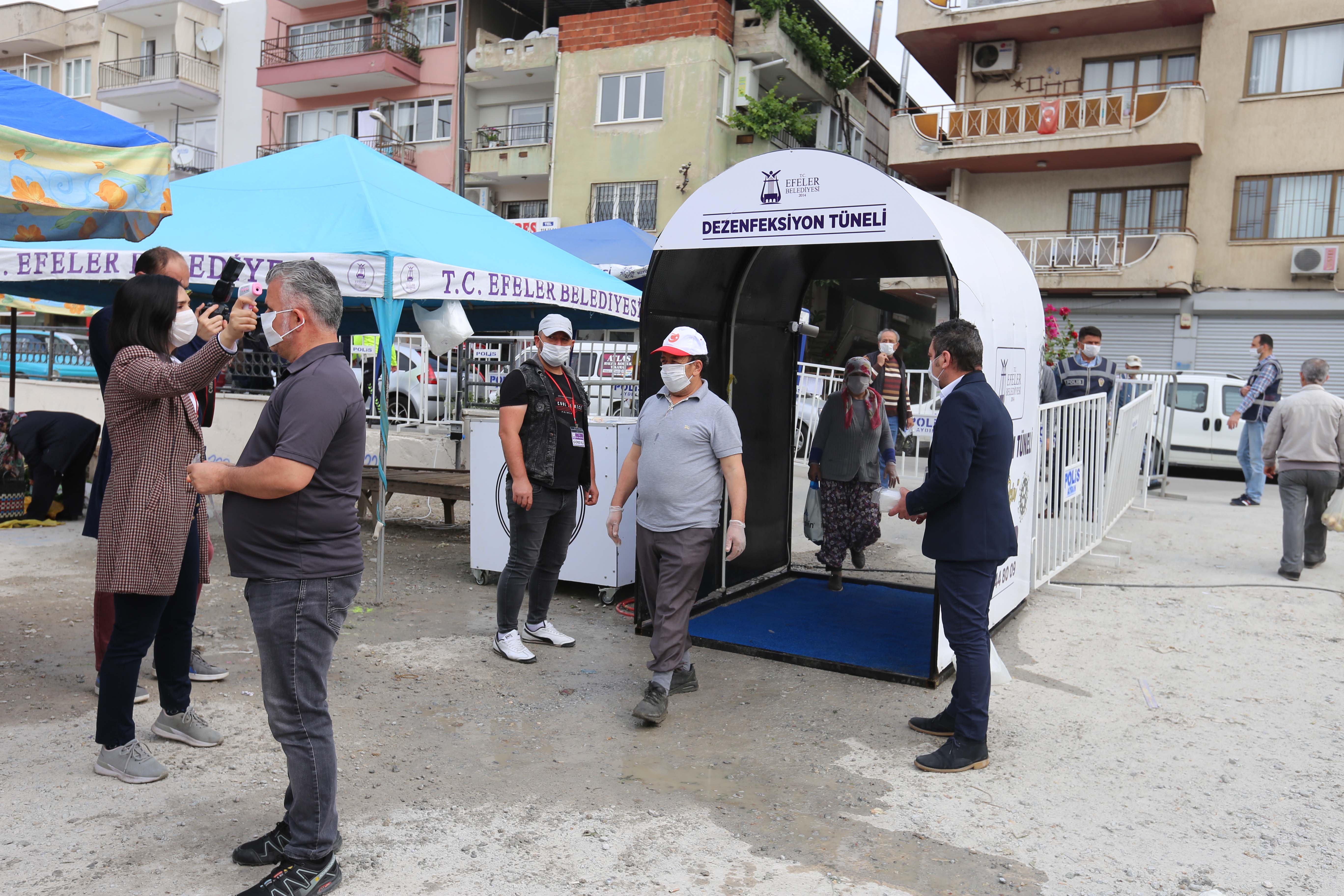 EFELER'DEKİ PAZAR YERLERİNDE KORONAVİRÜS TEDBİRLERİ SÜRÜYOR