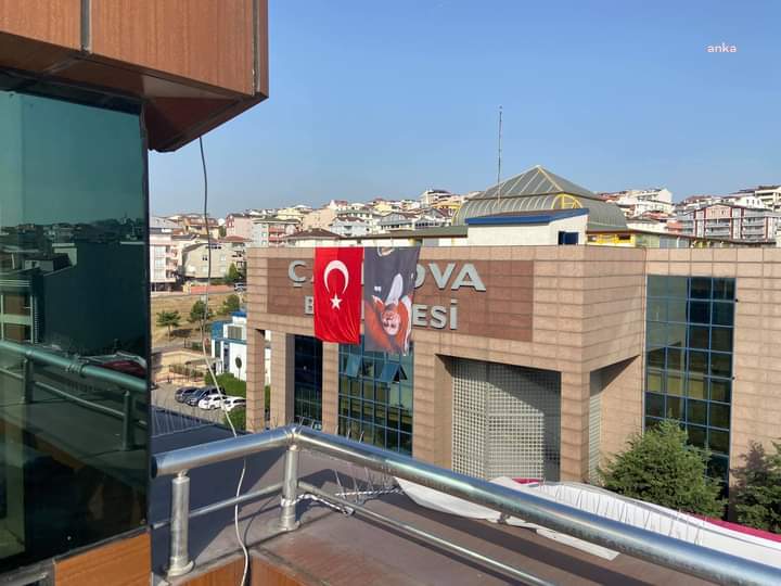 AKP'Lİ ÇAYIROVA BELEDİYESİ ATATÜRK FOTOĞRAFINI TERS ASTI