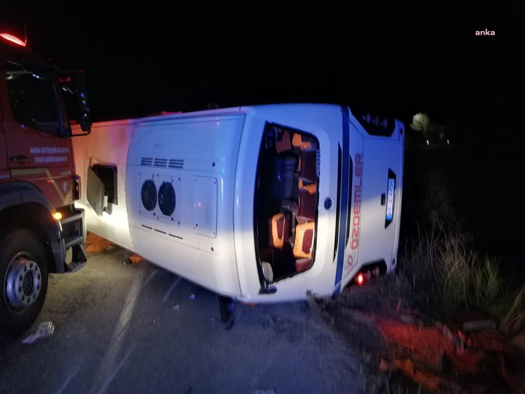 İŞÇİ SERVİSİ İLE OTOMOBİL ÇARPIŞTI 4 ÖLÜ 5 YARALI