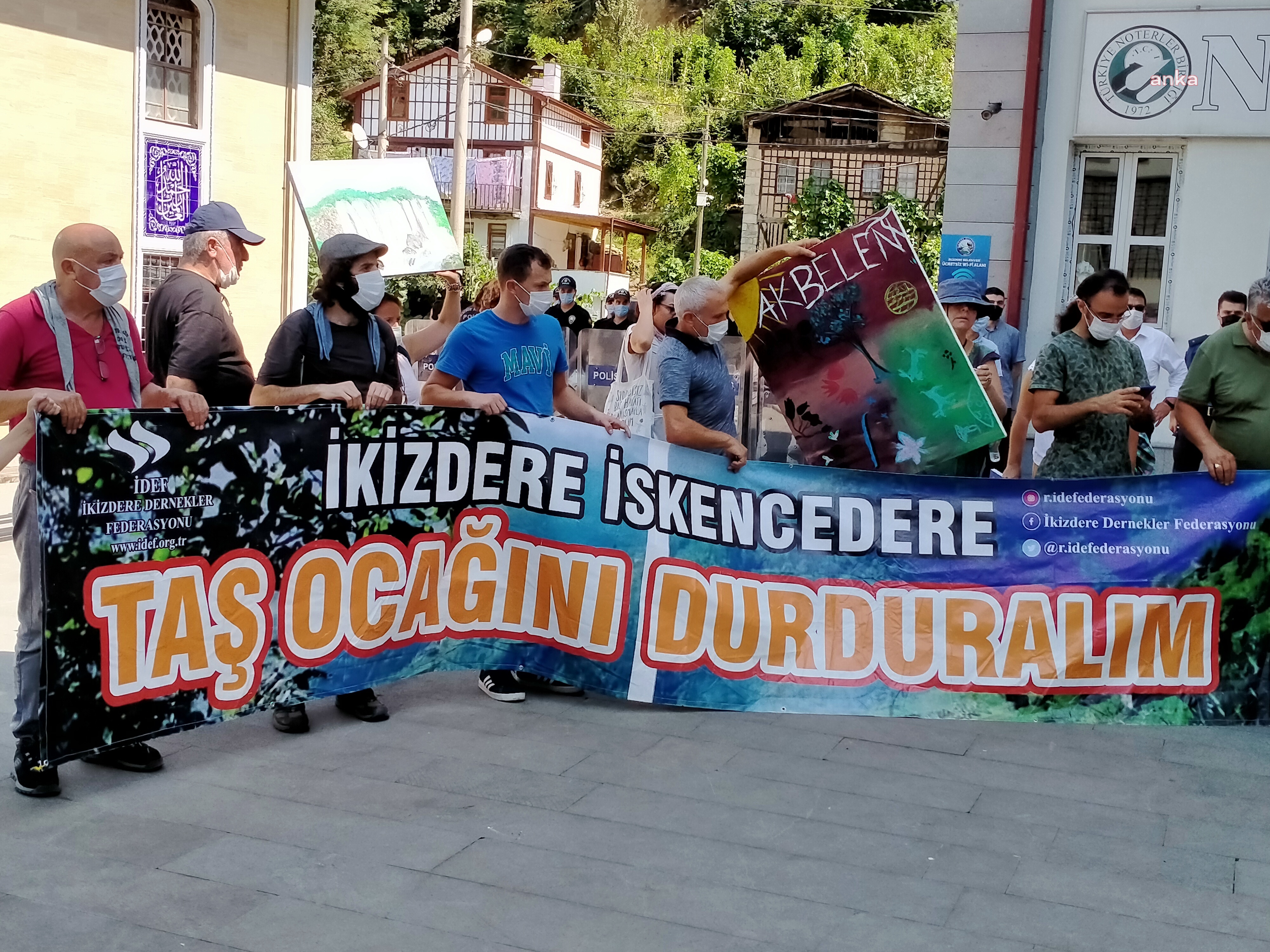 İKİZDERELİLER TAŞ OCAĞI PROJELERİNİ KAYMAKAMLIK ÖNÜNDE PROTESTO ETTİ