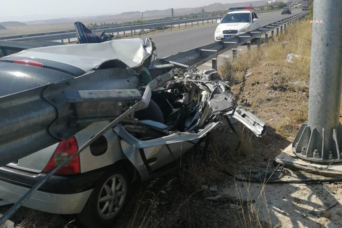 KIRIKKALE’DE OTOMOBİL YOL KENARINDAKİ BARİYERE SAPLANDI: 1 ÖLÜ, 1 YARALI