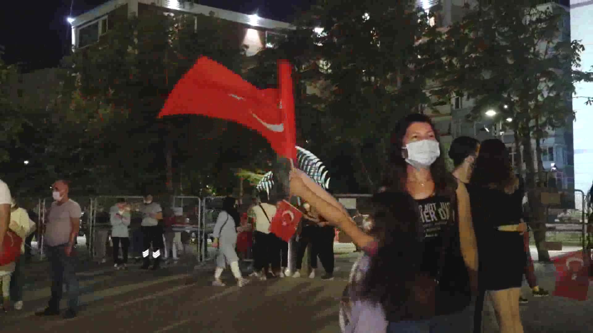 FATMA TURGUT, İSKENDER PAYDAŞ VE SUAT SUNA “ATA ZAFER KONSERİ” NDE BULUŞTU