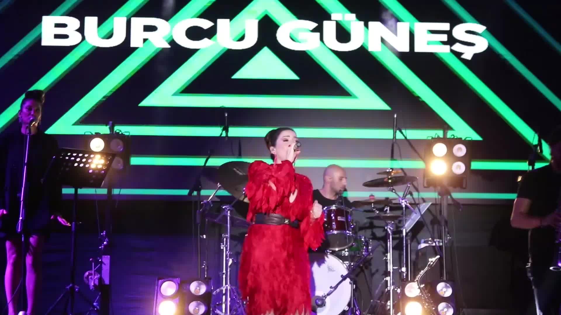 BURCU GÜNEŞ'TEN BURDUR'DA ZAFER BAYRAMI KONSERİ