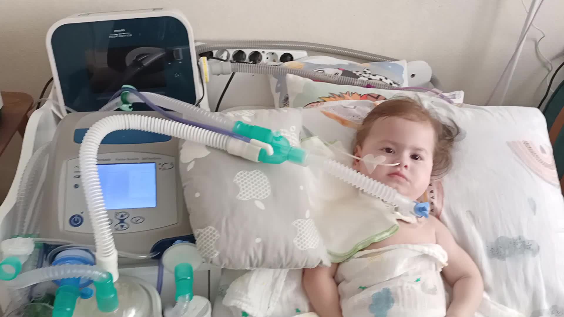 SMA HASTASI DEFNE BEBEK İÇİN ZAMAN DARALIYOR: “LÜTFEN DEFNE’NİN ELİNDEN TUTUN”
