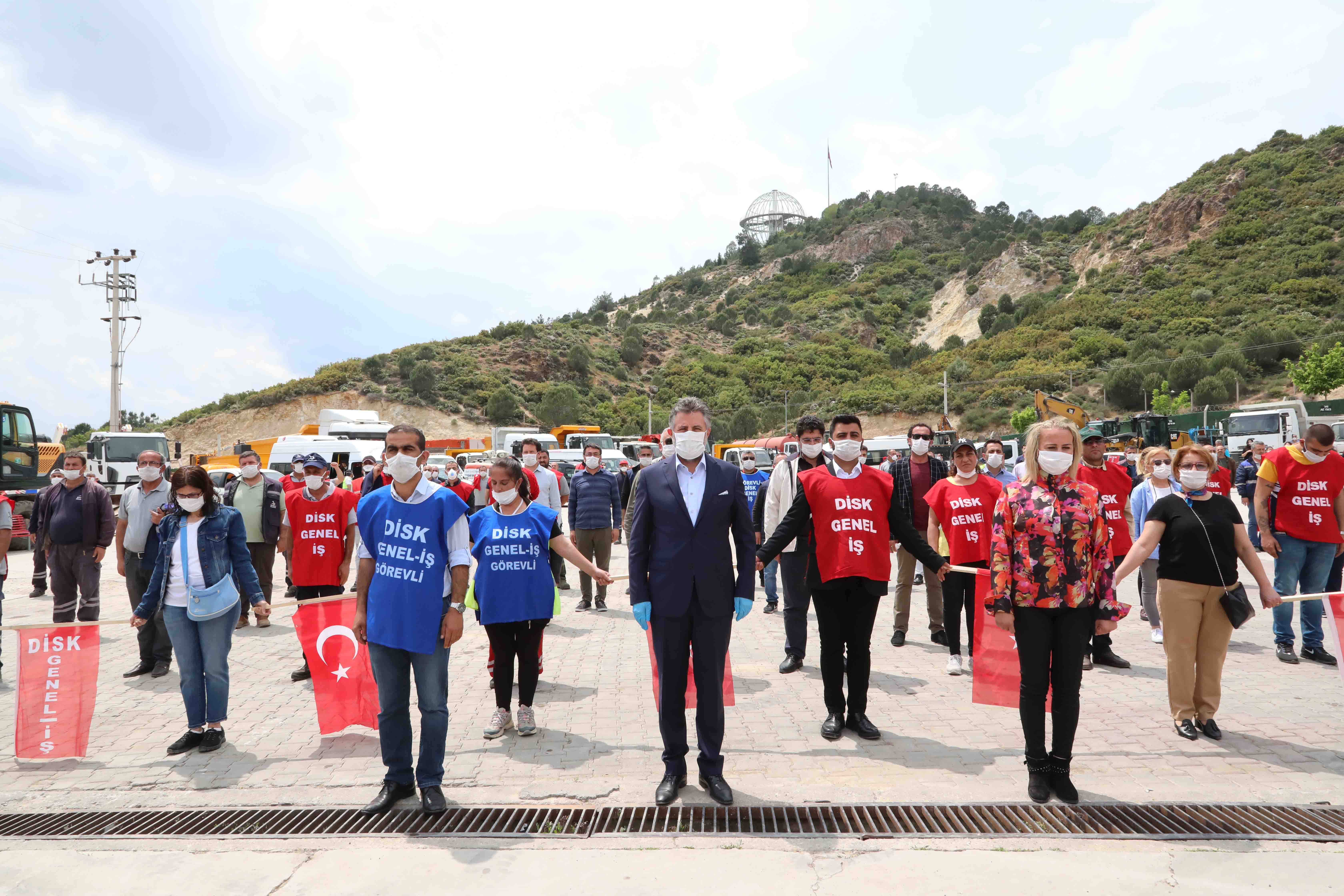 BAYRAKLI'DA SOSYAL MESAFELİ 1 MAYIS KUTLAMASI