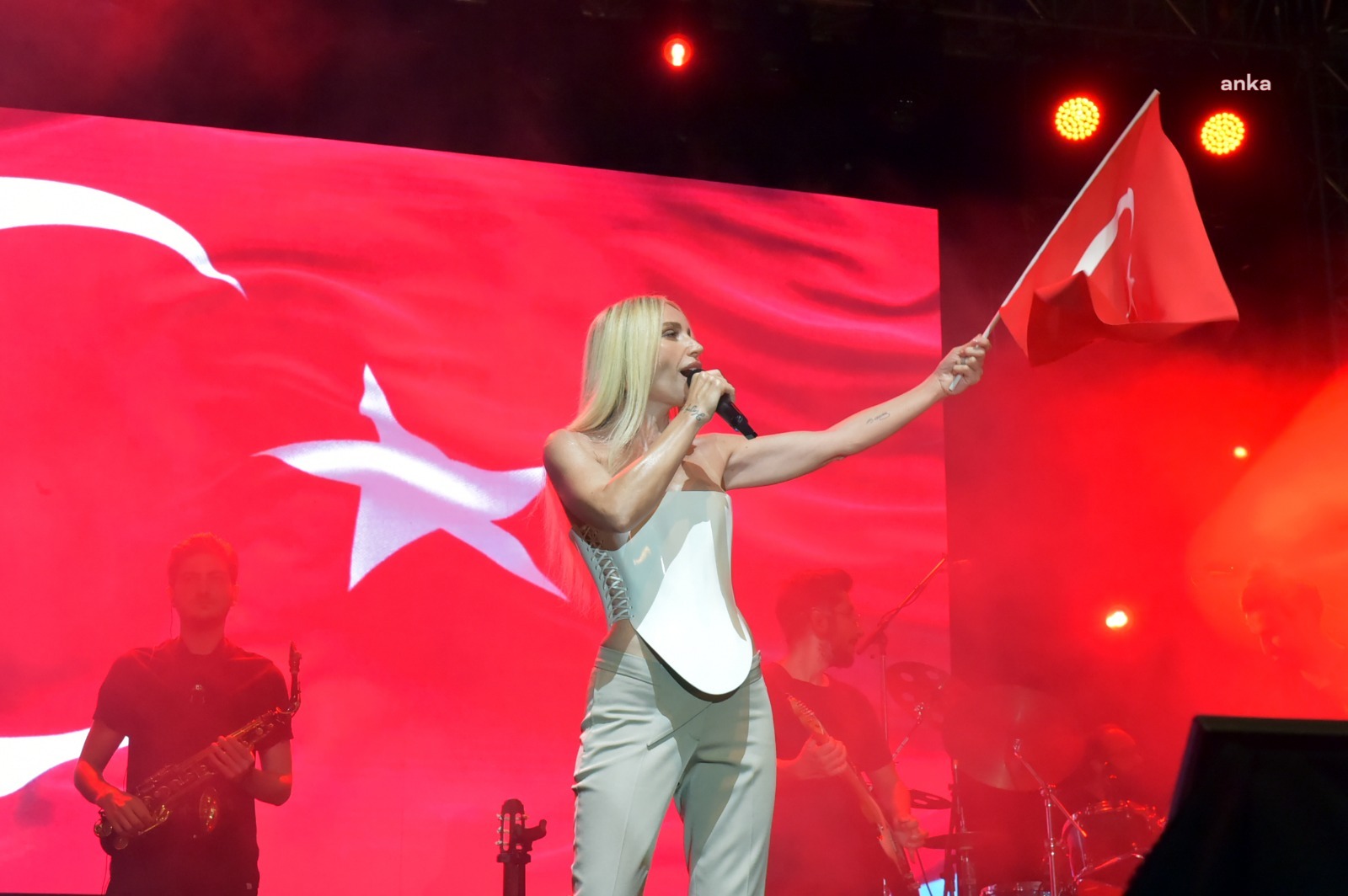 BEŞİKTAŞ’TA 30 AĞUSTOS, "ZAFER YÜRÜYÜŞÜ" VE GÜLŞEN KONSERİYLE KUTLANDI