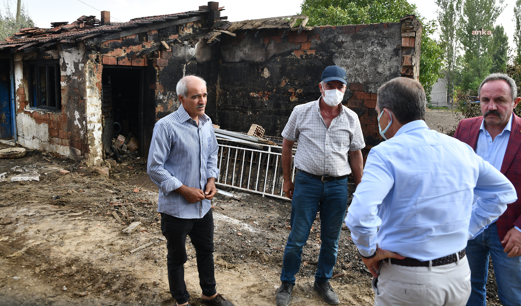TEPEBAŞI BELEDİYE BAŞKANI ATAÇ, KÜÇÜKBAŞ HAYVANLARI YANAN YILMAZ'I ZİYARET ETTİ