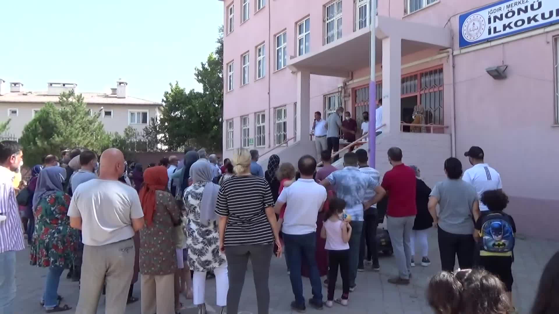 IĞDIR'DAKİ İNÖNÜ İLKOKULU'NUN 1. SINIF ÖĞRENCİLERİ İÇİN VELİLERİN HUZURUNDA KURA ÇEKİMİ YAPILDI