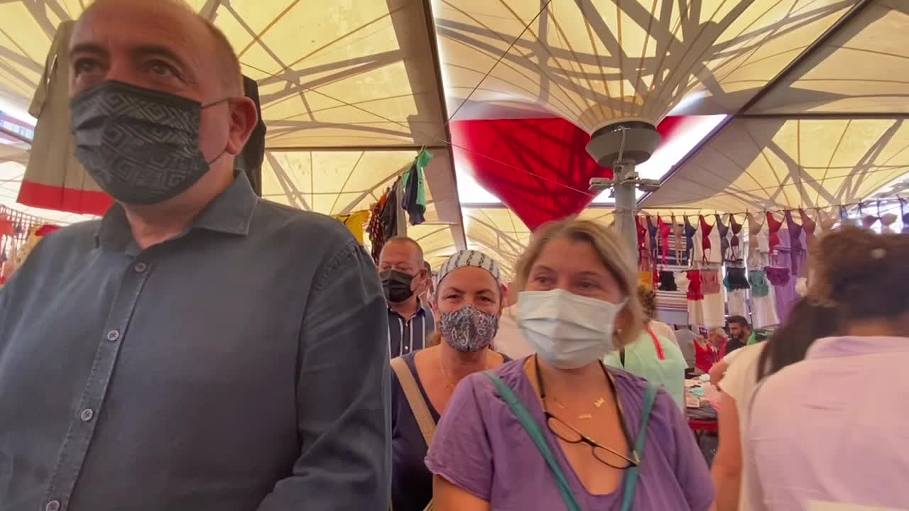 CHP'Lİ TEKİN'E BOŞ PAZAR TORBASINI GÖSTEREN YAŞLI KADIN: "BU SENE DAHA AĞZIMA ŞEFTALİ, İNCİR SÜRMEDİM"