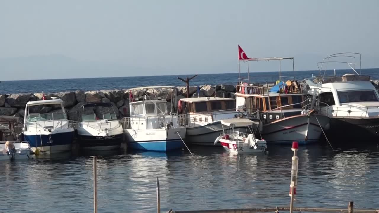 KUŞADASI BELEDİYESİ'NDEN GÜZELÇAMLI’DAKİ BALIKÇILARA AV MALZEMESİ DESTEĞİ