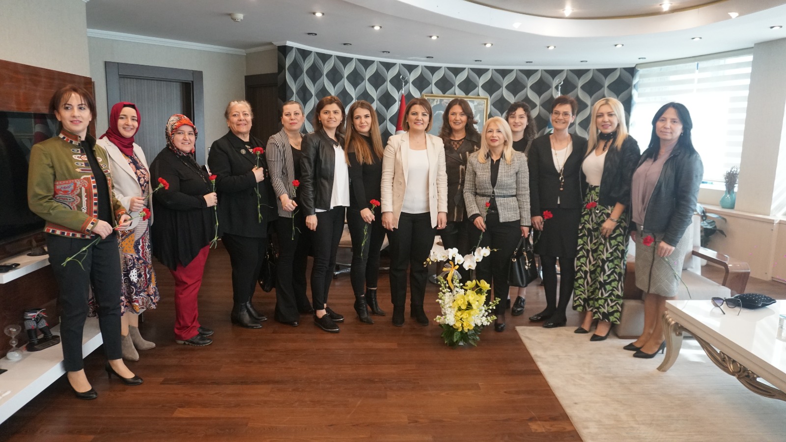 KOCAELİ TİCARET ODASI ÜYESİ KADINLAR, İZMİT BELEDİYE BAŞKANI HÜRRİYET'İ ZİYARET ETTİ