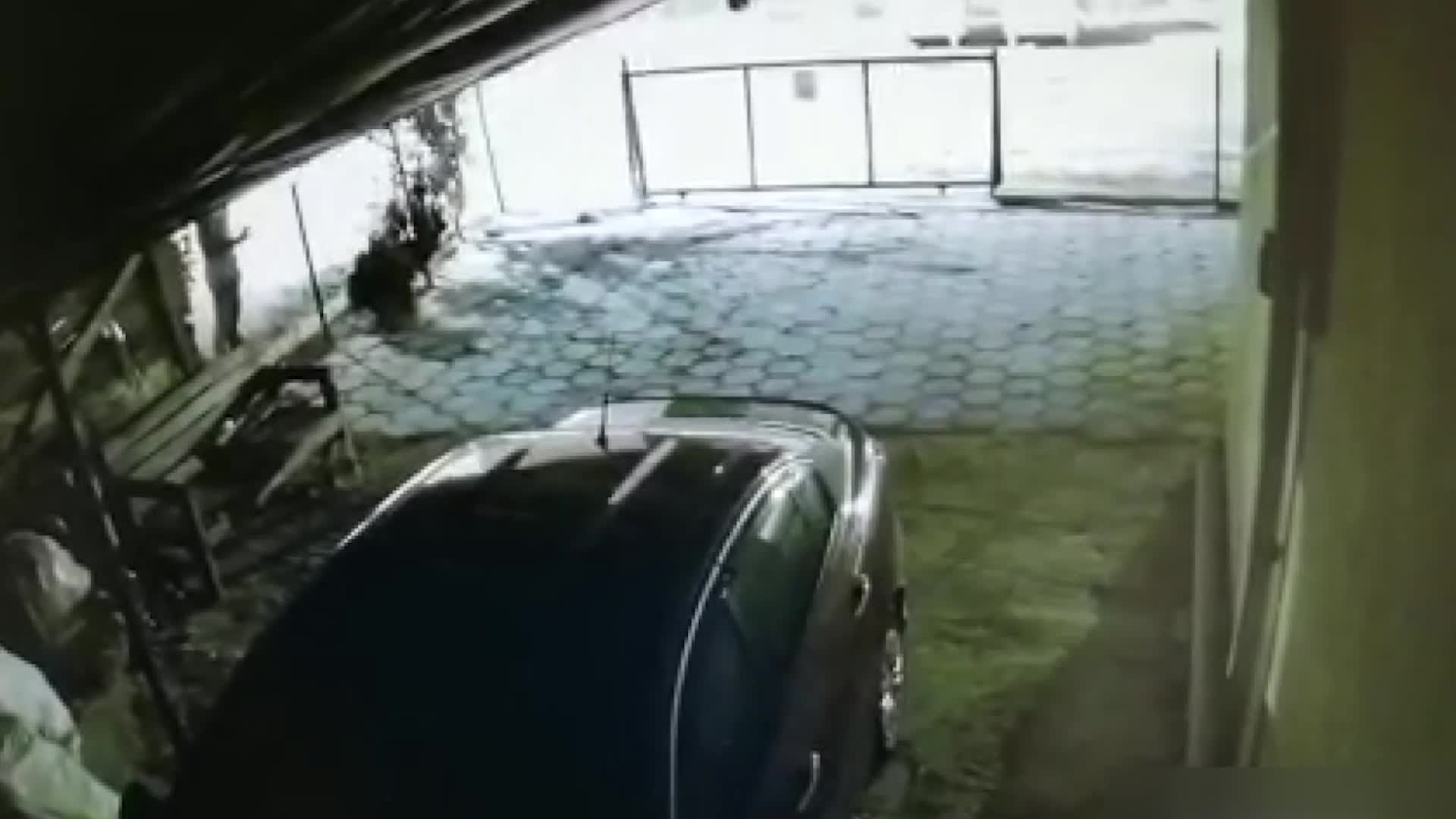 GARAJDAKİ OTOMOBİLİ BENZİN DÖKEREK KUNDAKLADI