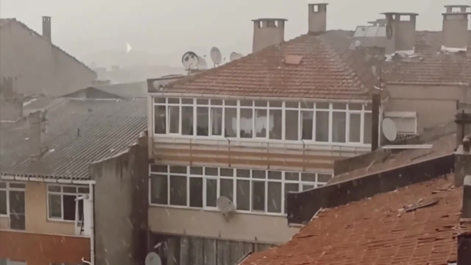 TEKİRDAĞ’IN MURATLI İLÇESİNDE DOLU ETKİLİ OLDU