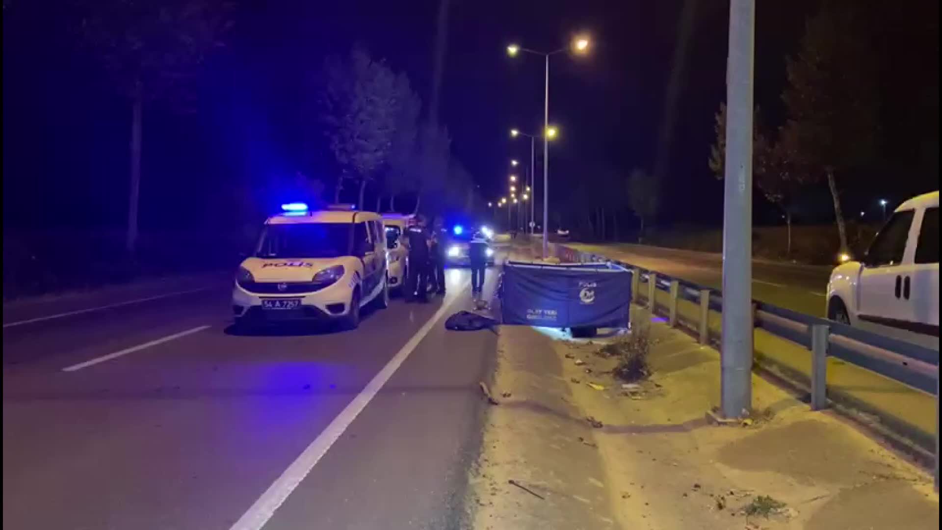 MOTOSİKLET ORTA REFÜJDE BULUNAN SU KANALINA DÜŞTÜ; 1 ÖLÜ, 1 YARALI